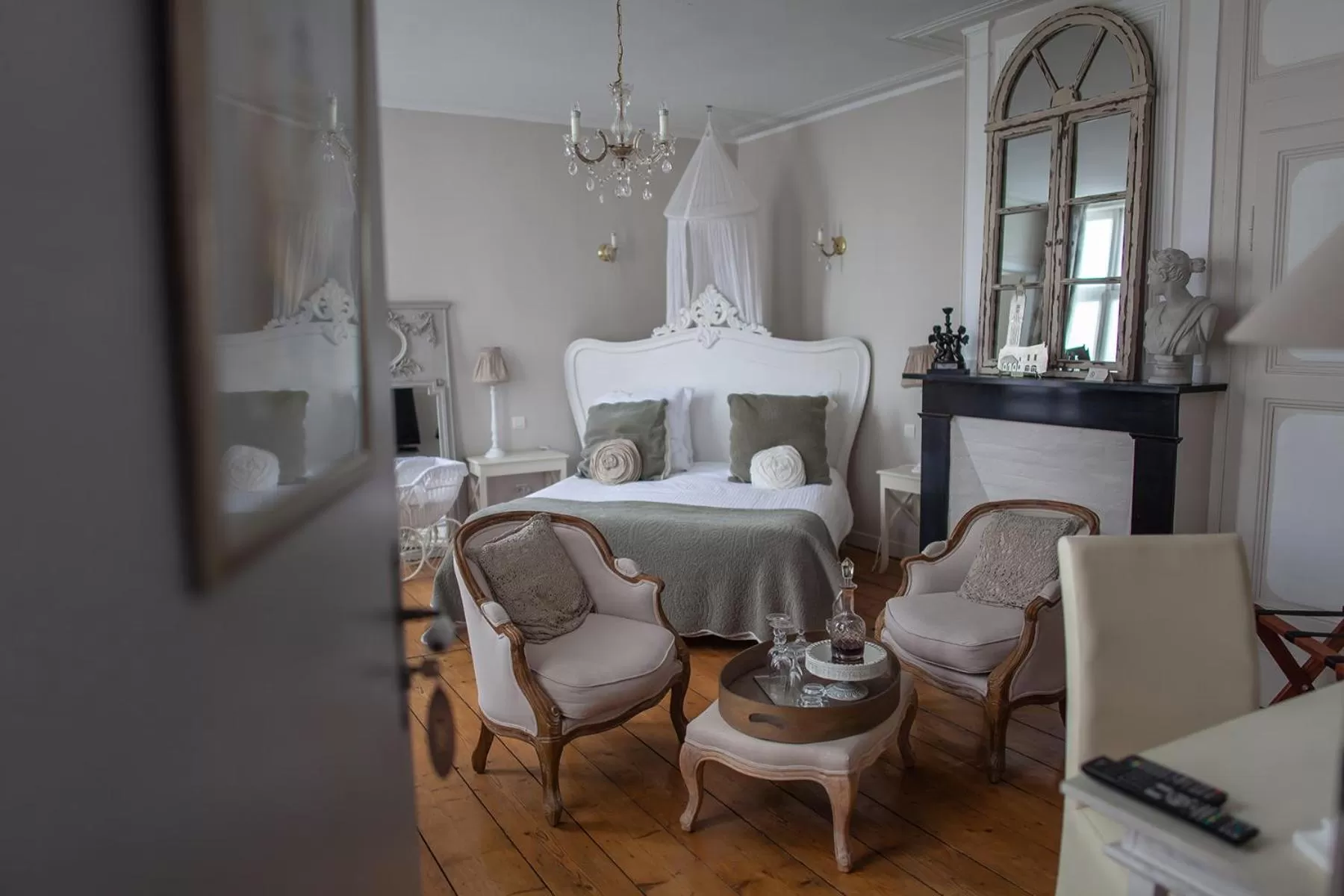 Photo of the whole room in Bienvenue Chez Nous