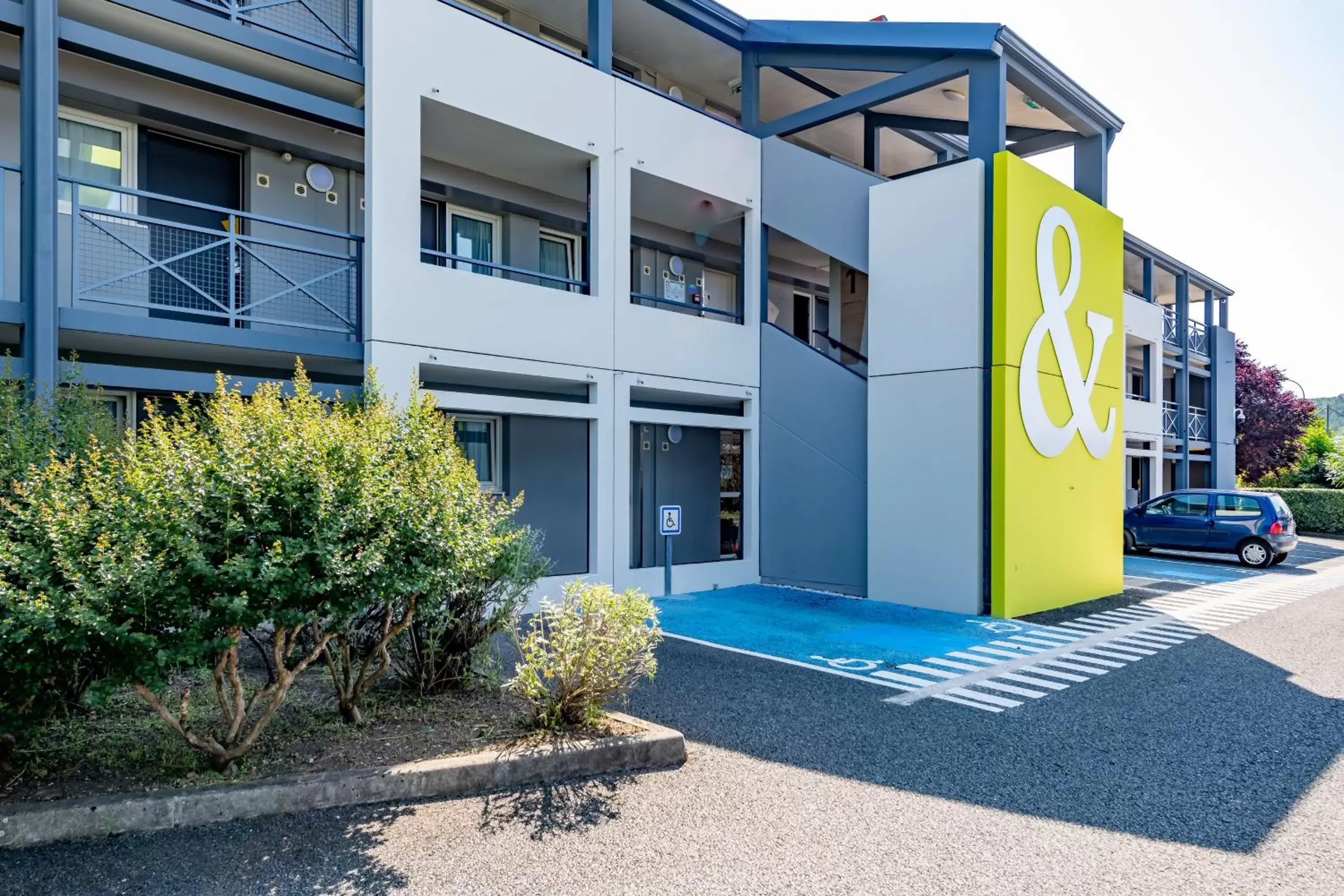 Facade/entrance, Swimming Pool in B&B HOTEL Périgueux Boulazac