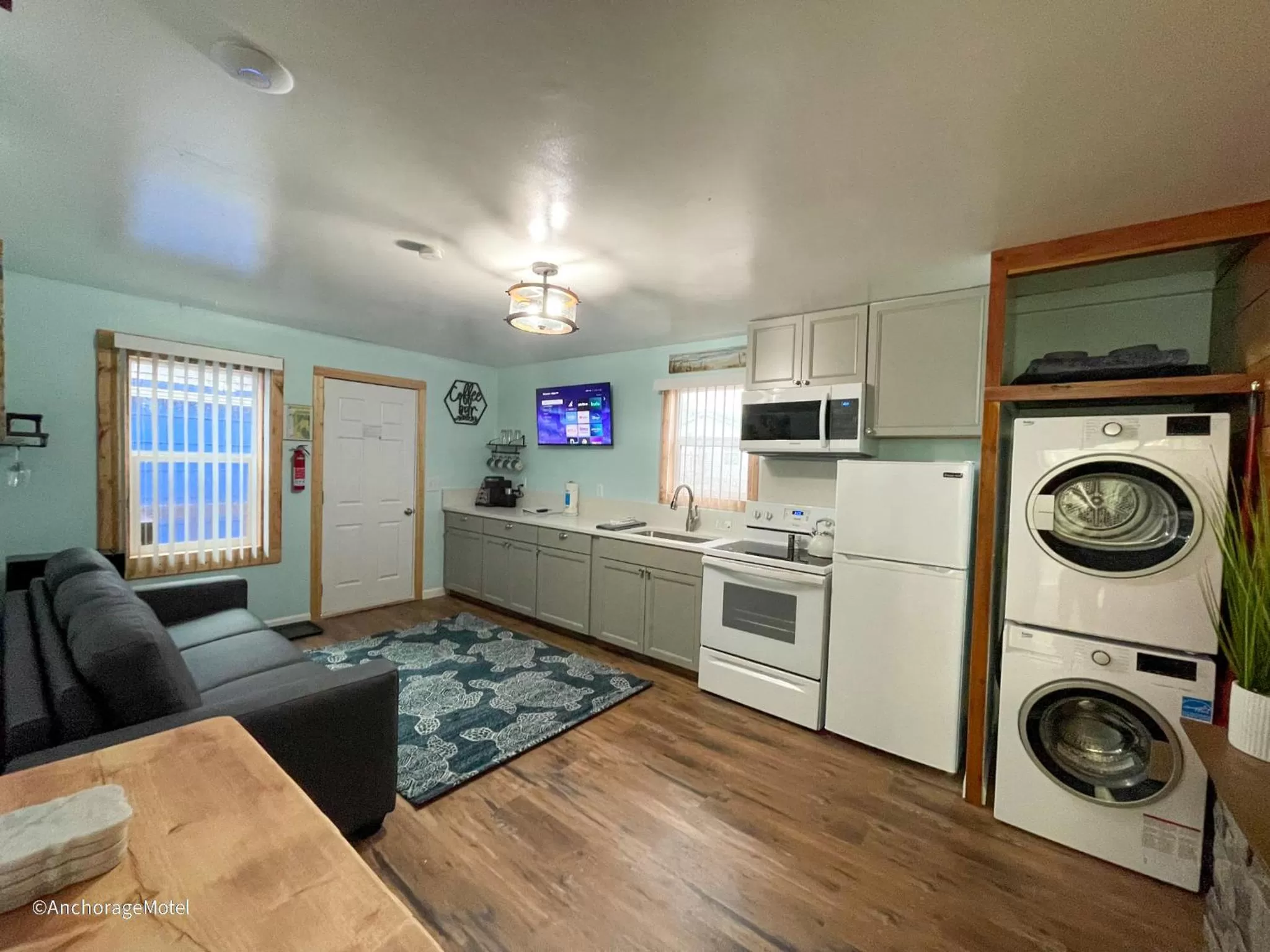 Kitchen/Kitchenette in The Anchorage Motel