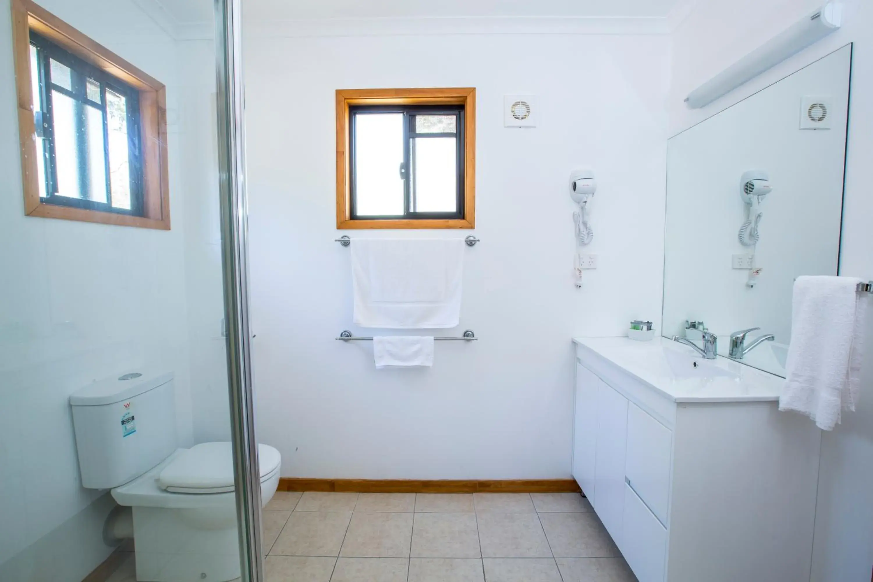 Shower, Bathroom in Granite Belt Retreat and Brewery