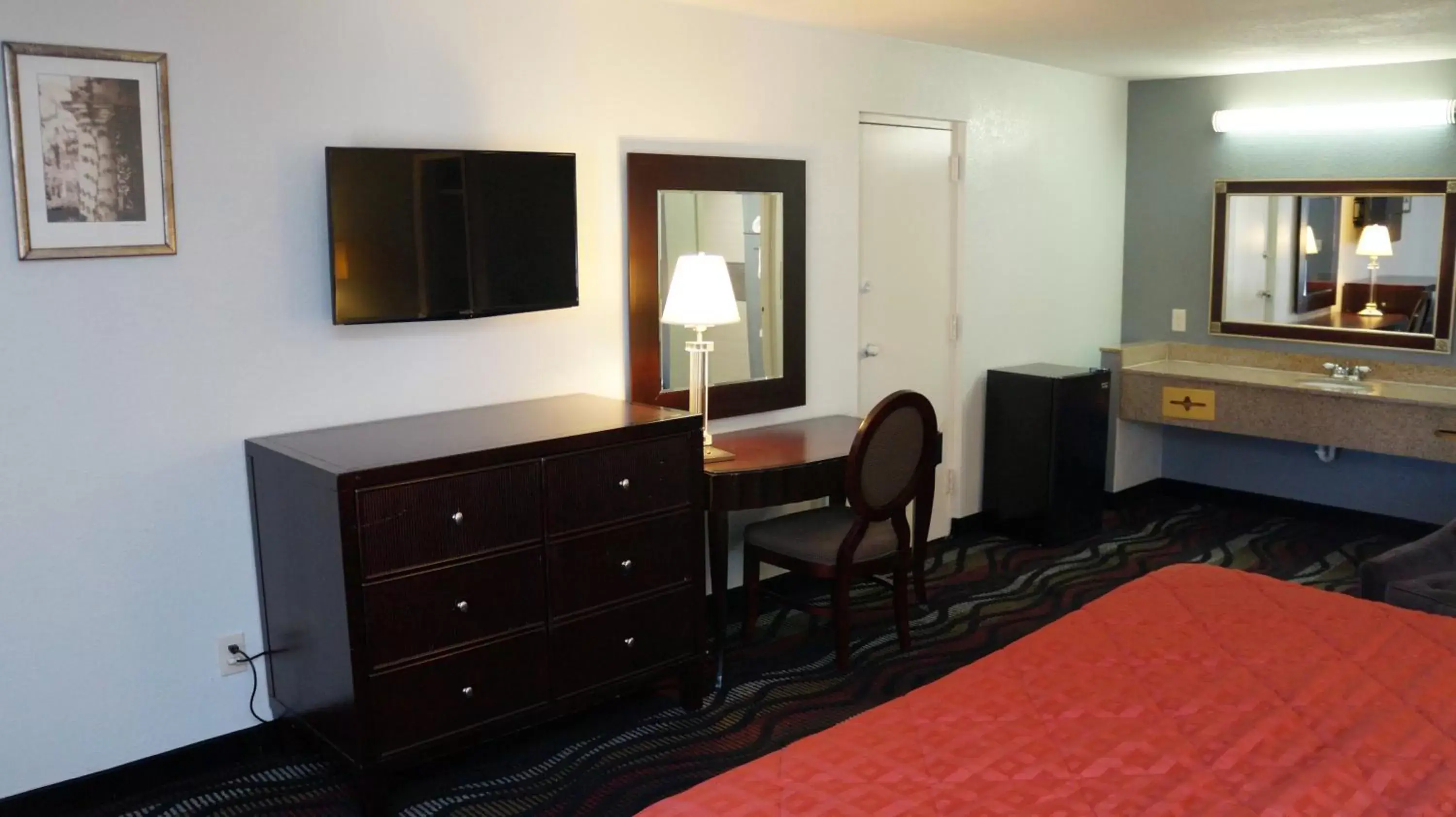 Bedroom, TV/Entertainment Center in Riverview Inn