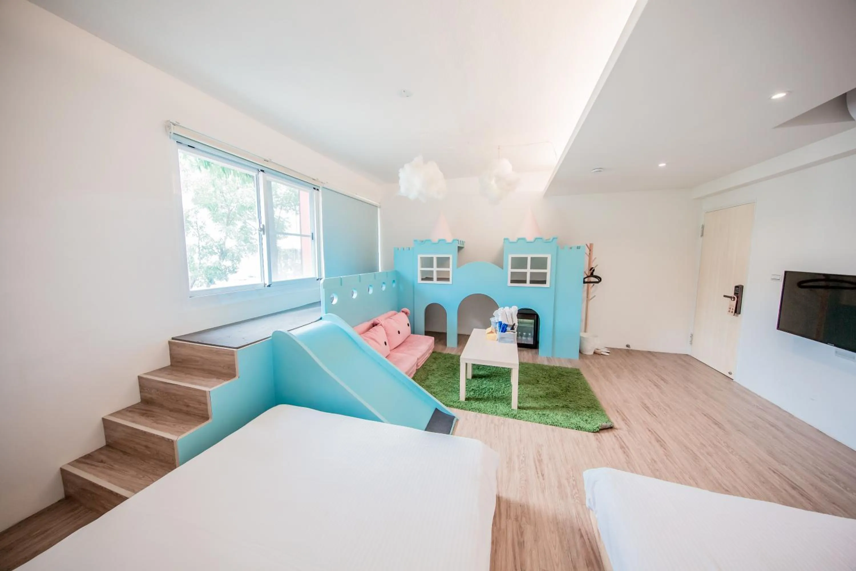 Communal lounge/ TV room, Bed in Urban