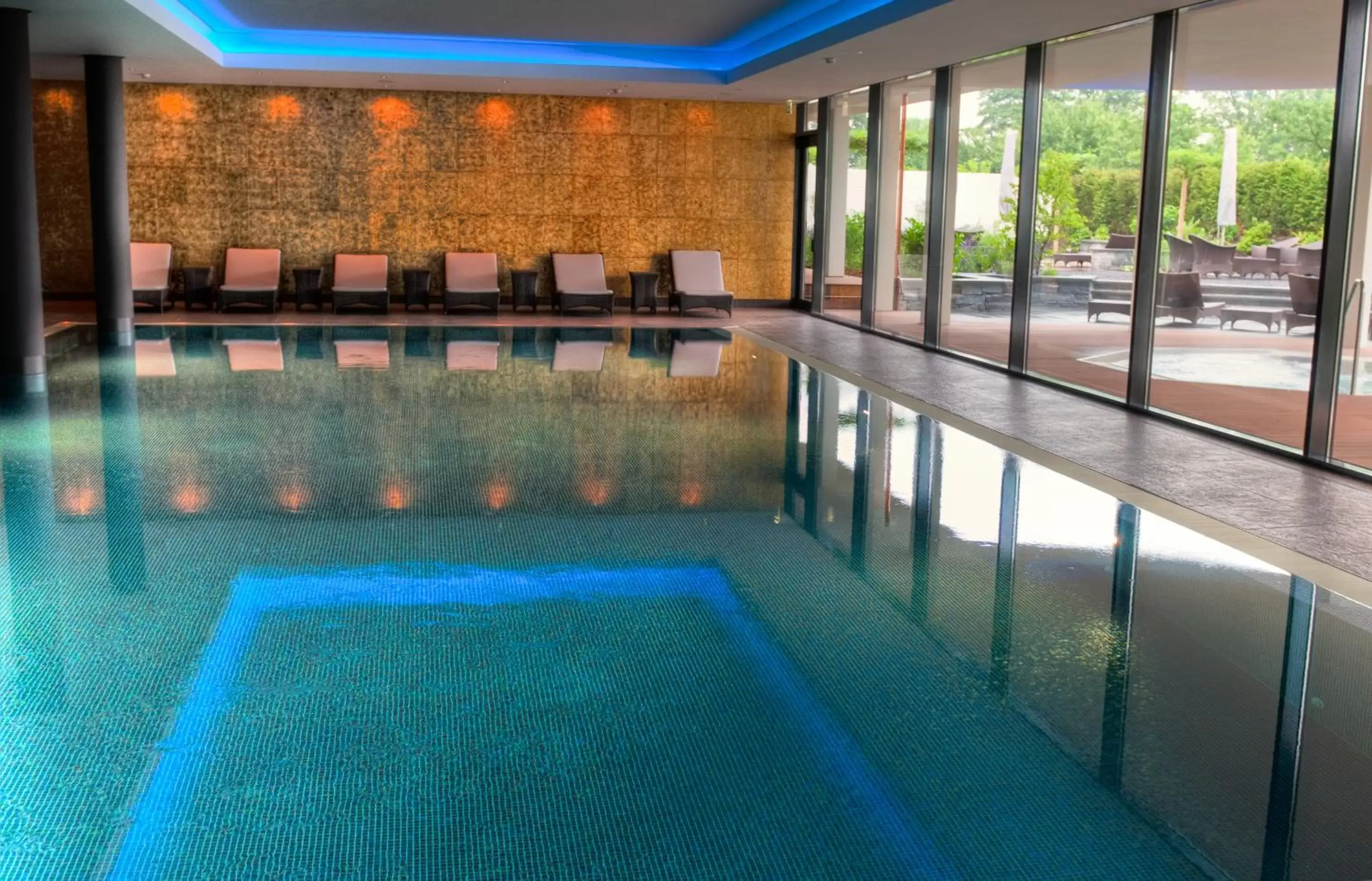 , Swimming Pool in Wellnesshotel Golf Panorama
