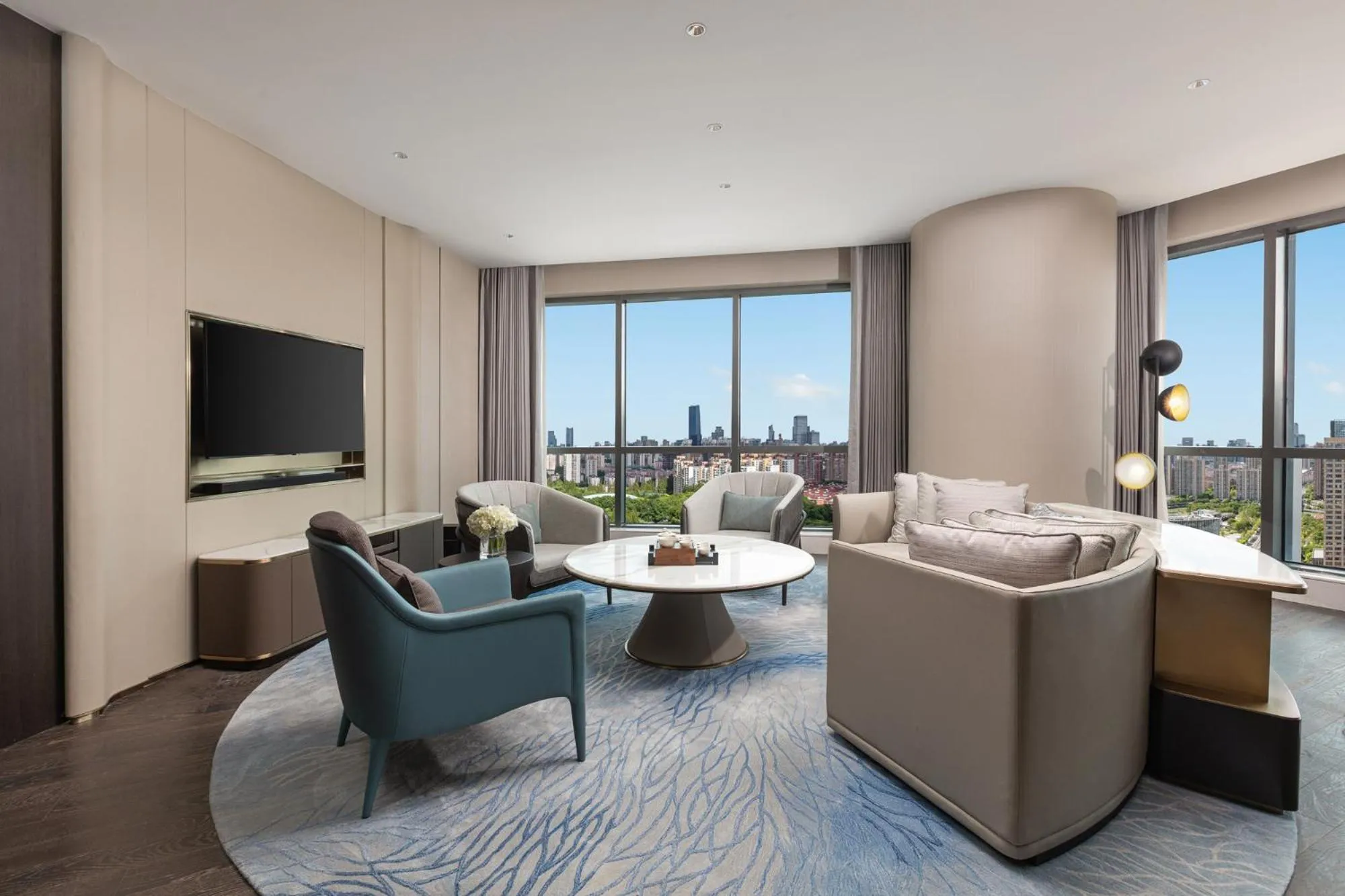 TV and multimedia in HUALUXE Shanghai Changfeng Park - Park Lake View