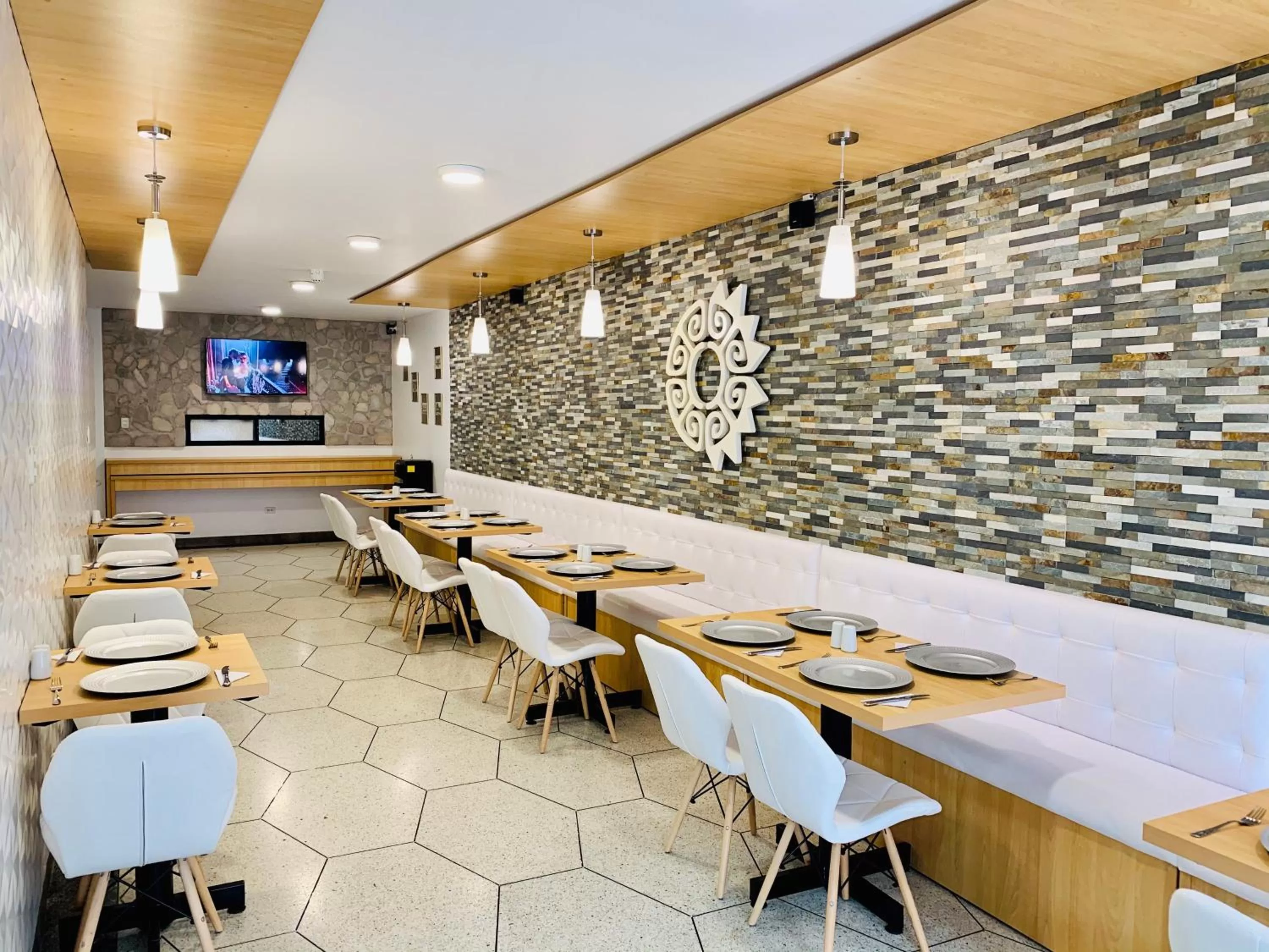 Restaurant/places to eat in Hotel Endamo