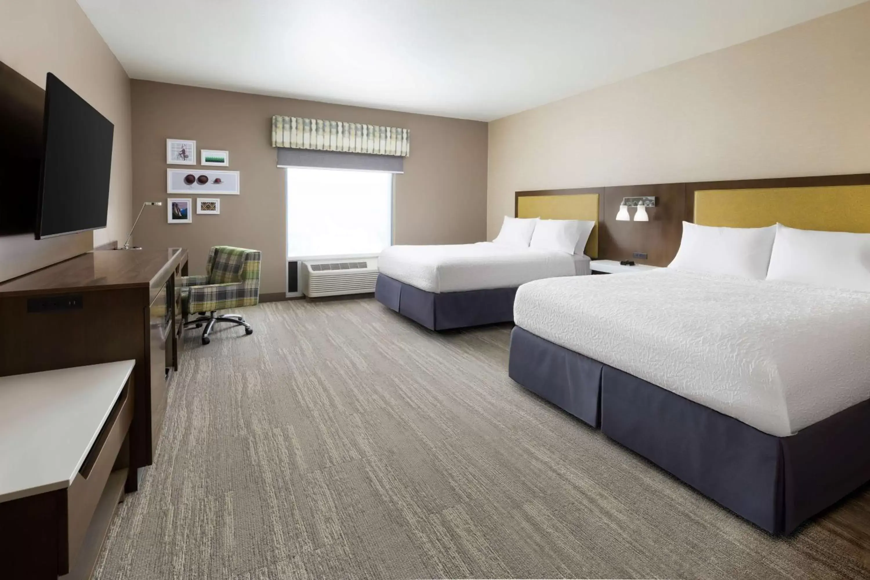 Bedroom, Bed in Hampton Inn Oakhurst-Yosemite Bedroom, Bed in Hampton Inn Oakhurst-Yosemite