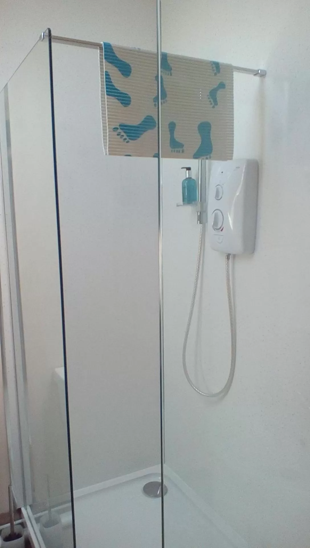 Shower, Bathroom in The Lincolnshire Poacher Inn