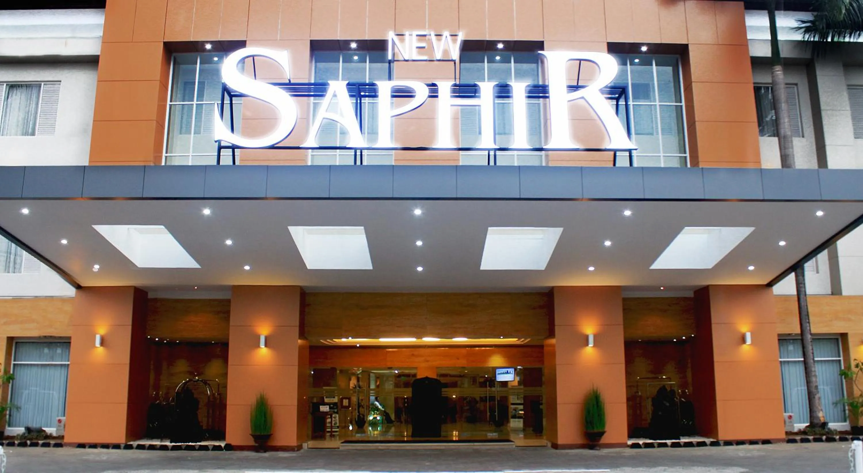 Facade/entrance in Hotel New Saphir Yogyakarta