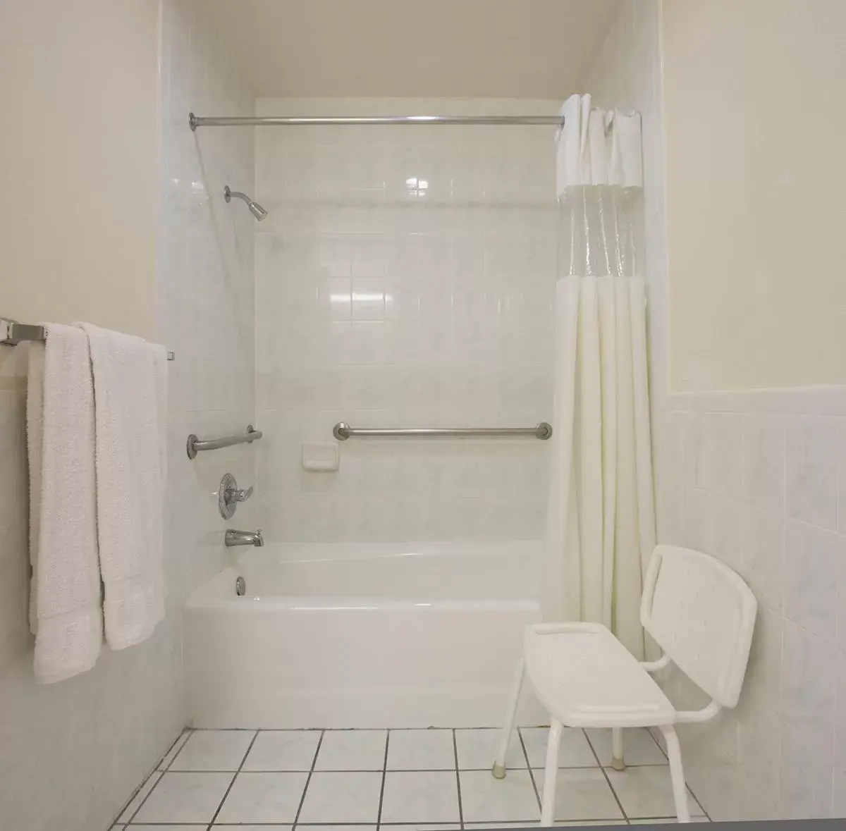 Bathroom in Regency Inn at San Francisco Airport