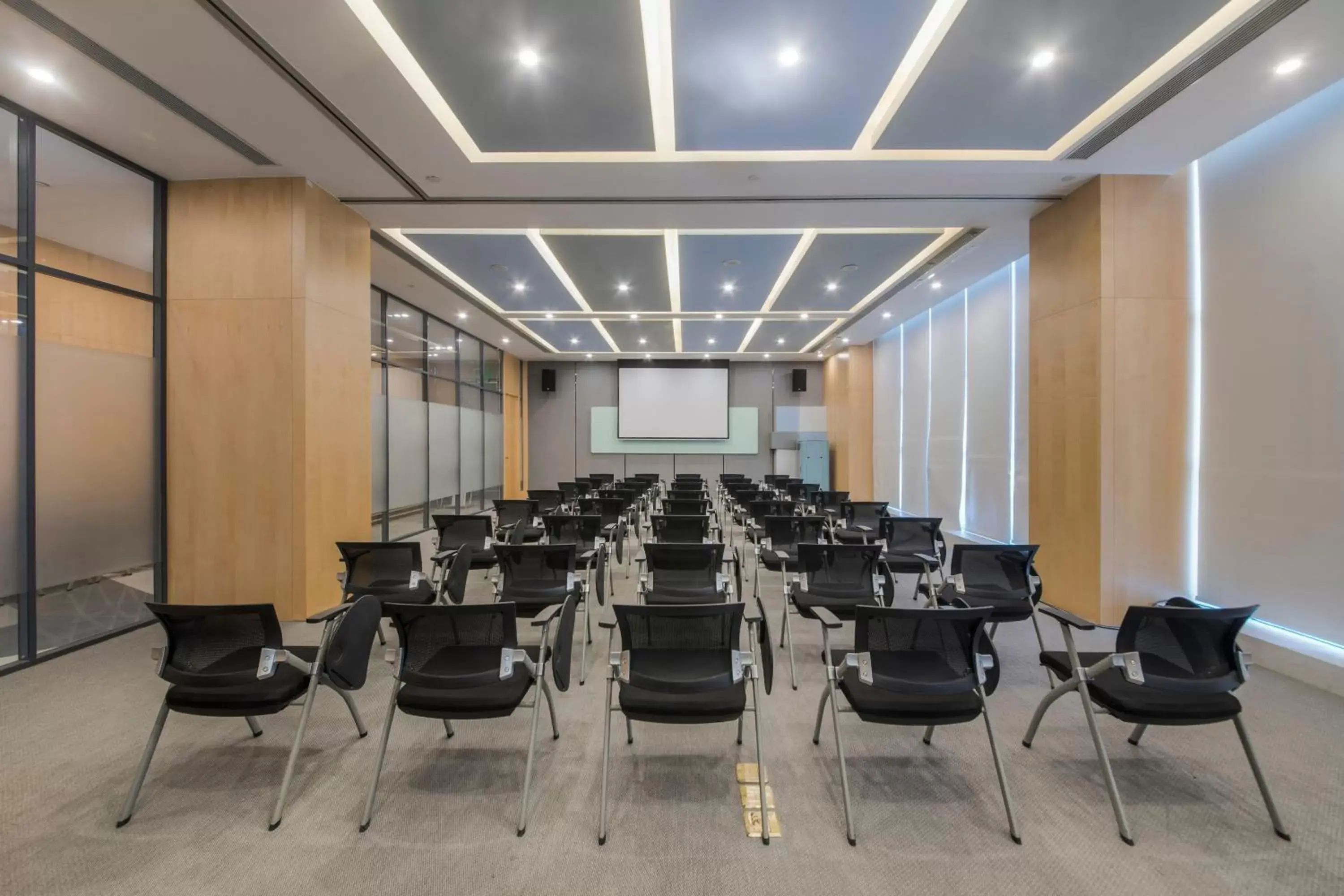 Meeting/conference room in Holiday Inn Express - Yantai YEDA, an IHG Hotel