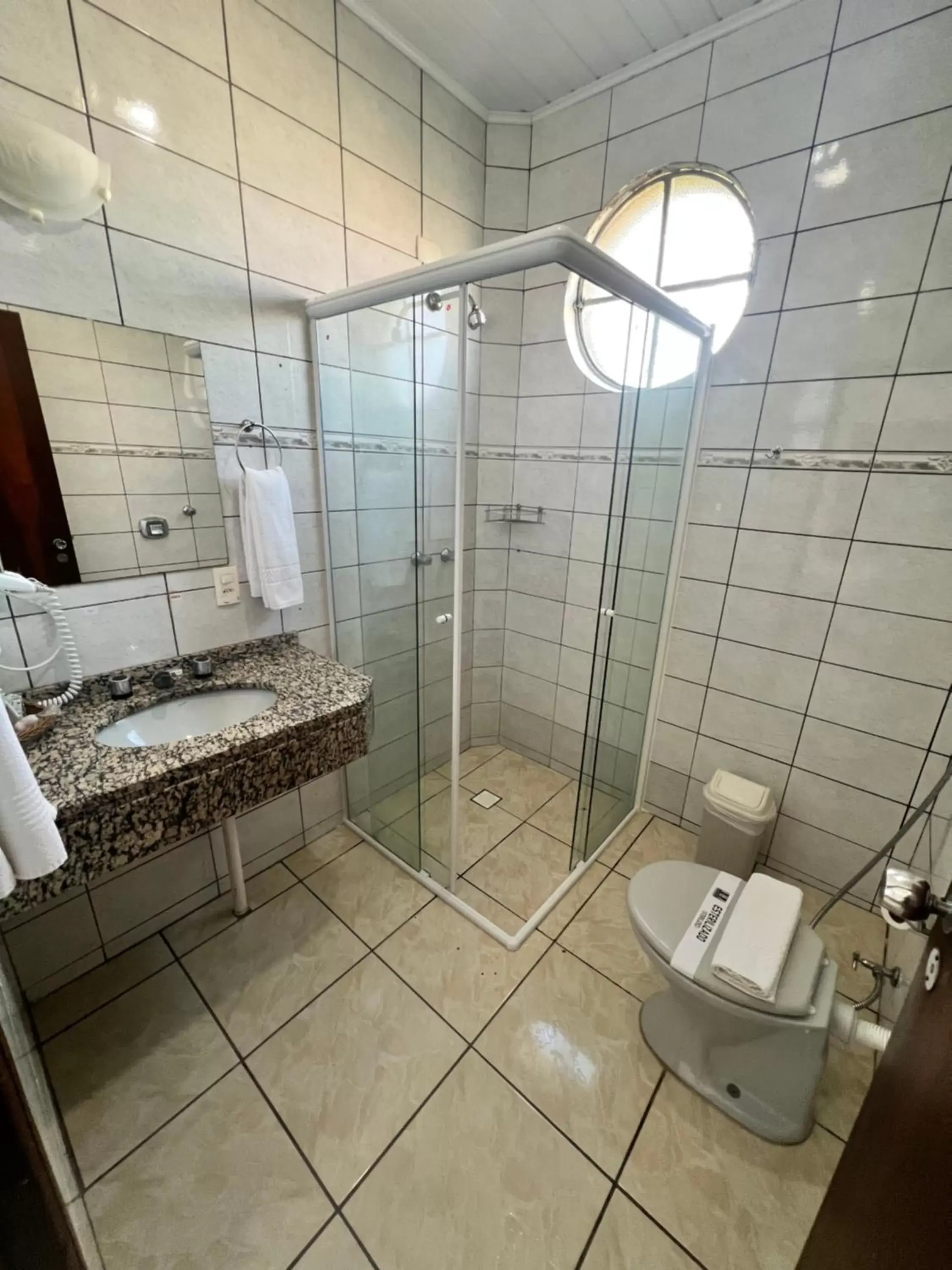 Bathroom in Foz Presidente Economic Hotel