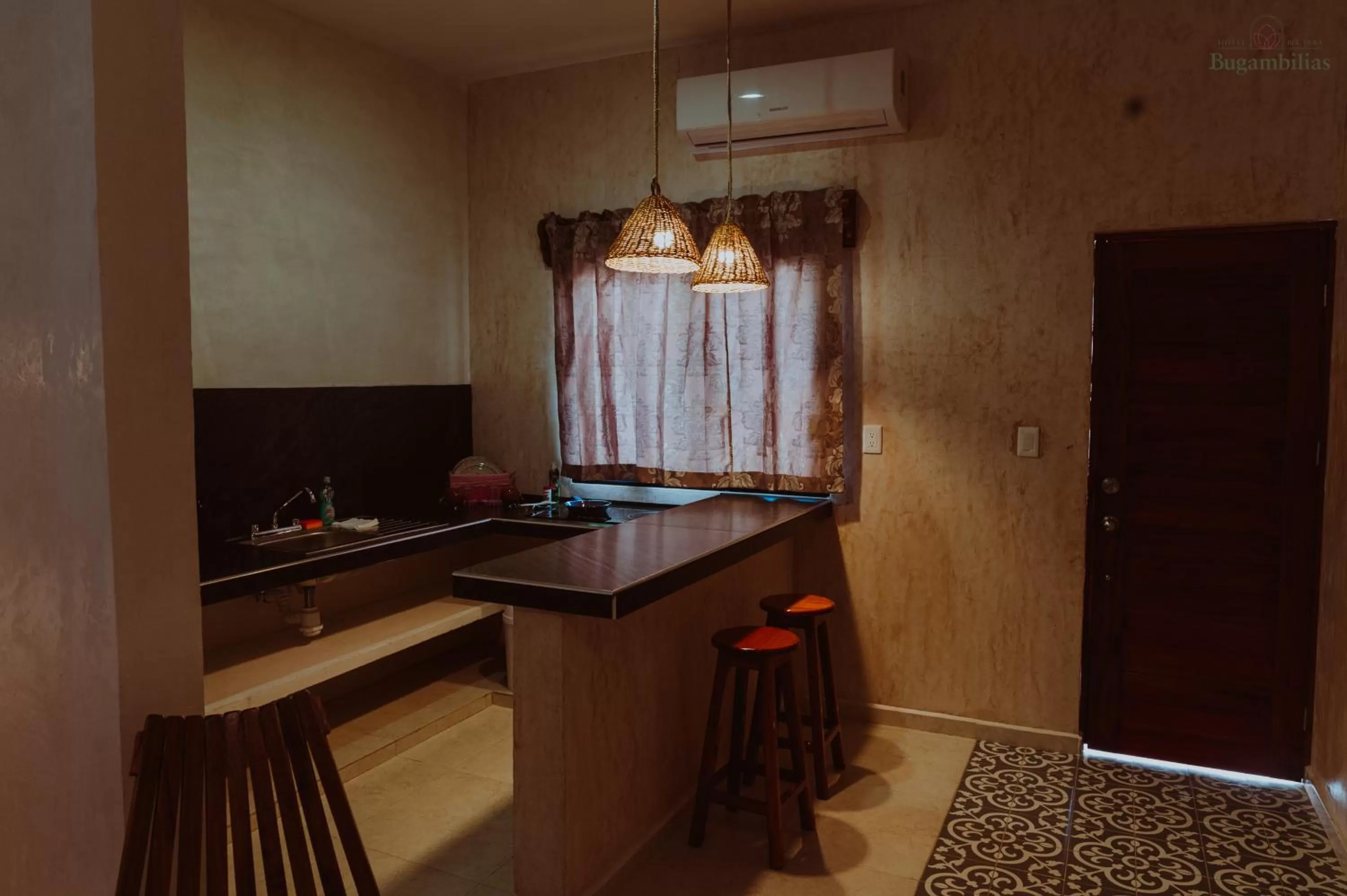 Kitchen or kitchenette, TV/Entertainment Center in Hotel Boutique Bugambilias