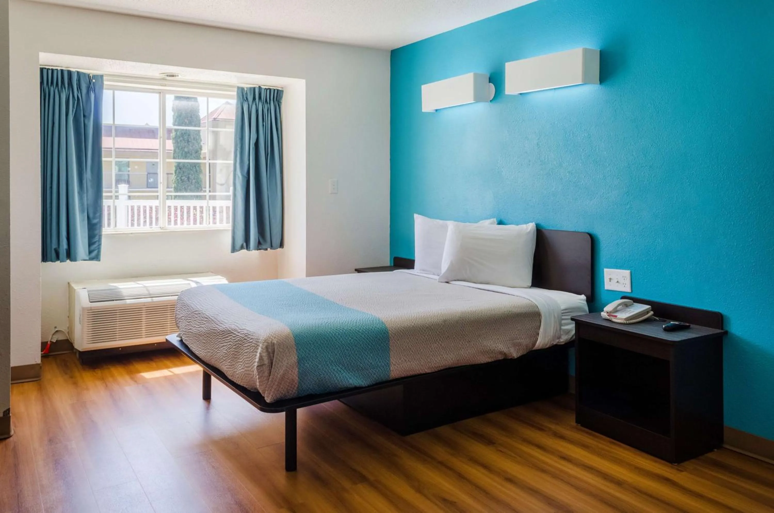 Photo of the whole room, Bed in Motel 6-Mobile, AL