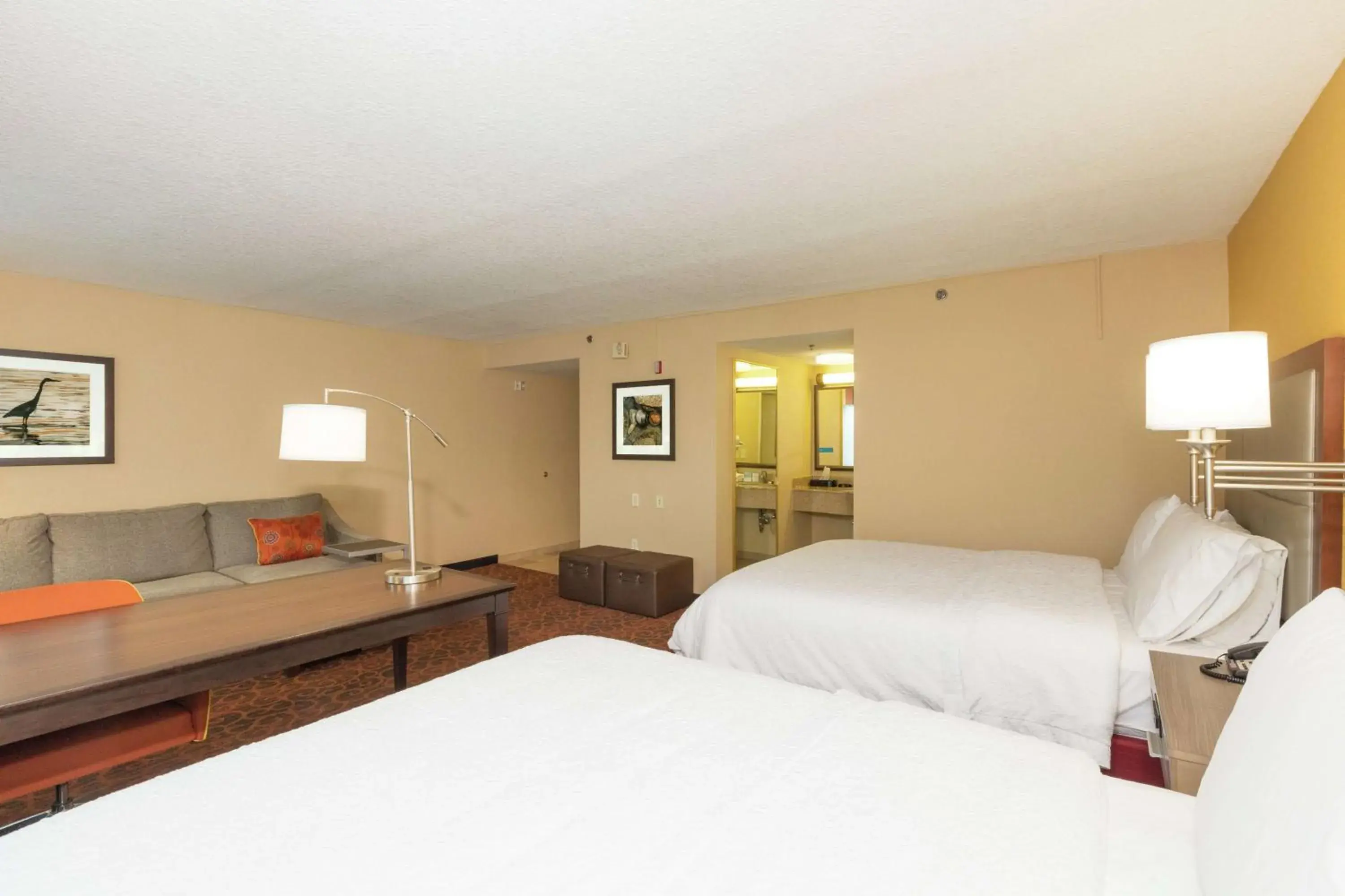 Living room, Bed in Hampton Inn & Suites Jacksonville-Airport