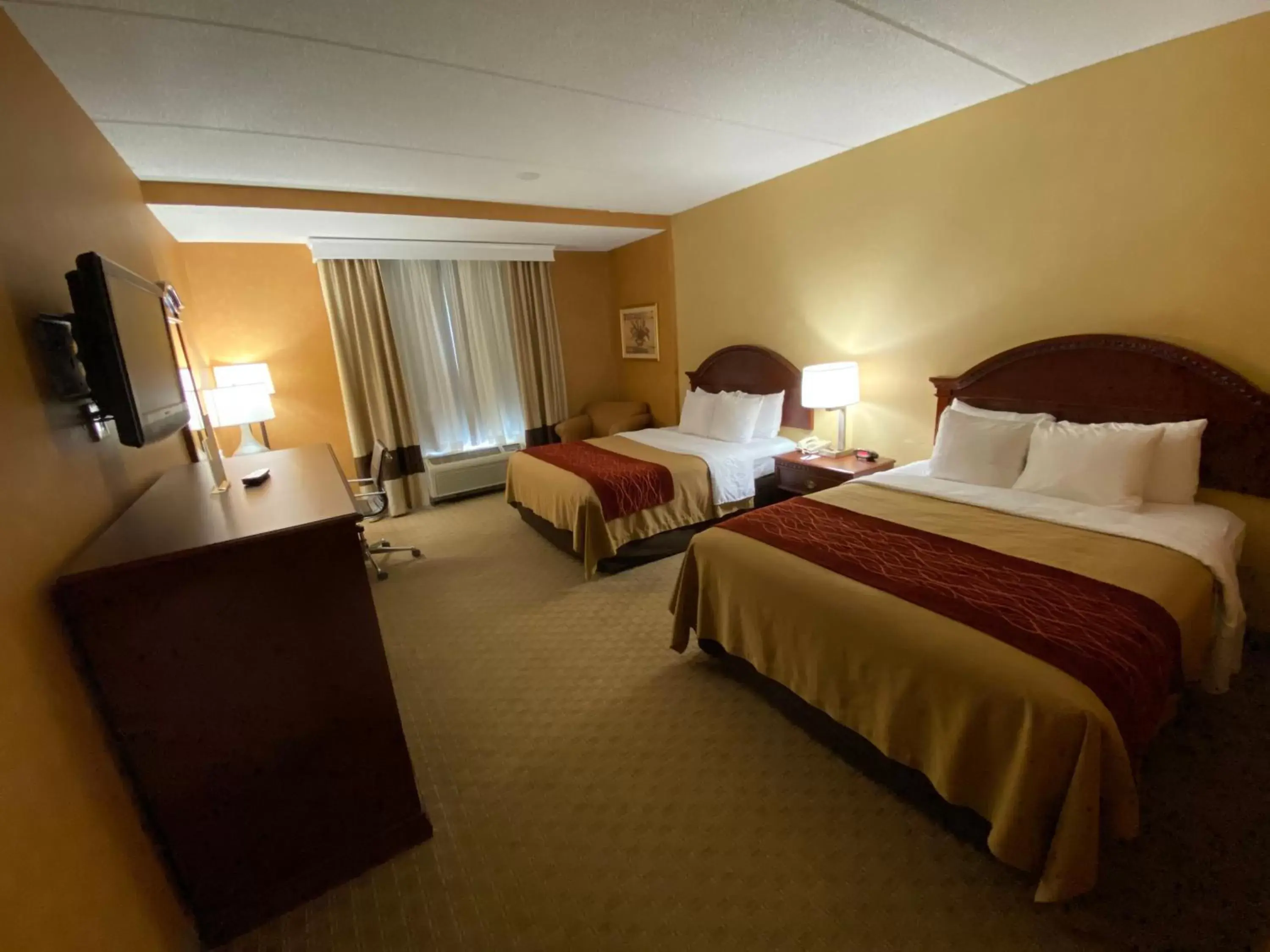 Guests, Bed in Quality Inn Near Walden Galleria Mall