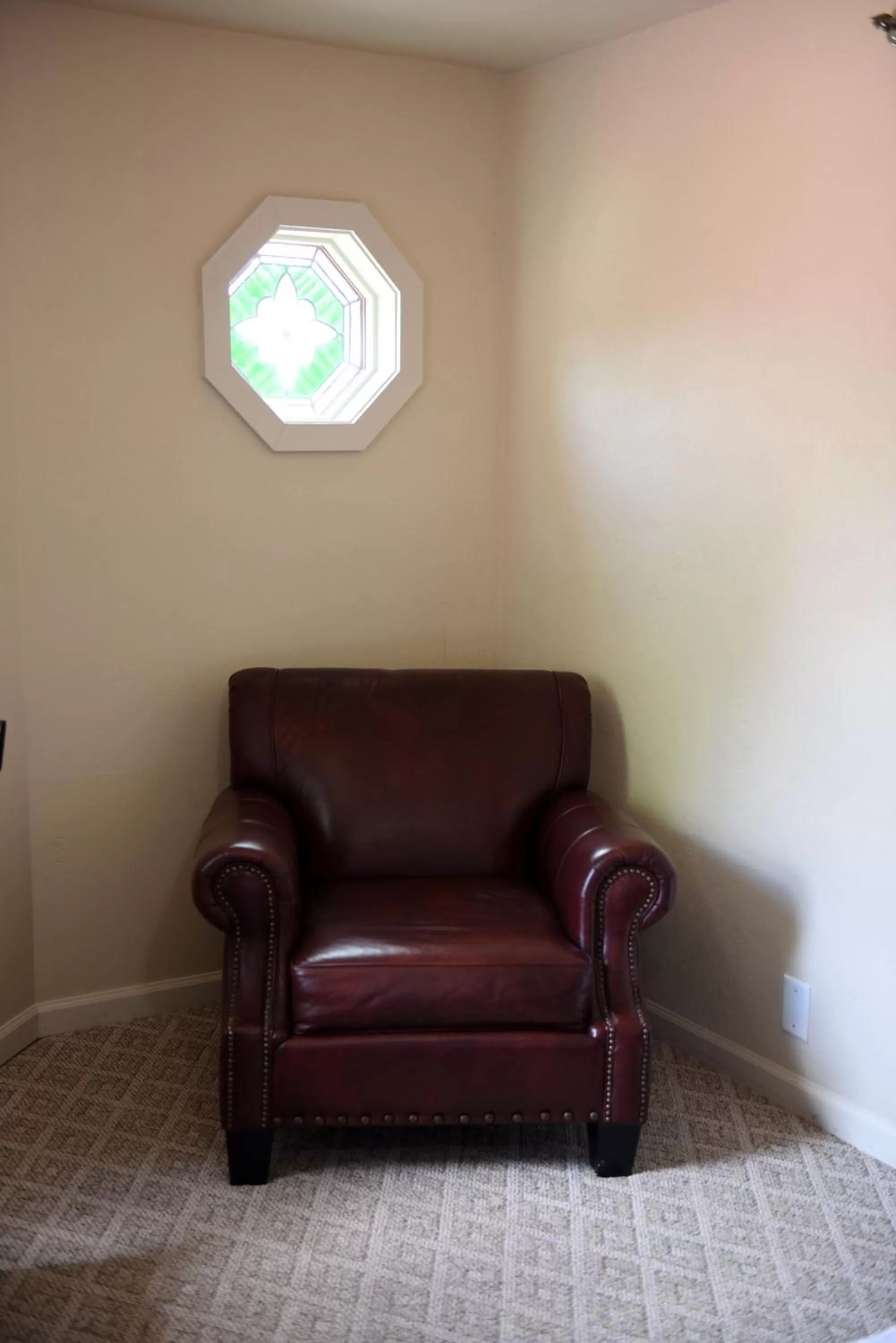 Seating area in Heidi Motel - Helen