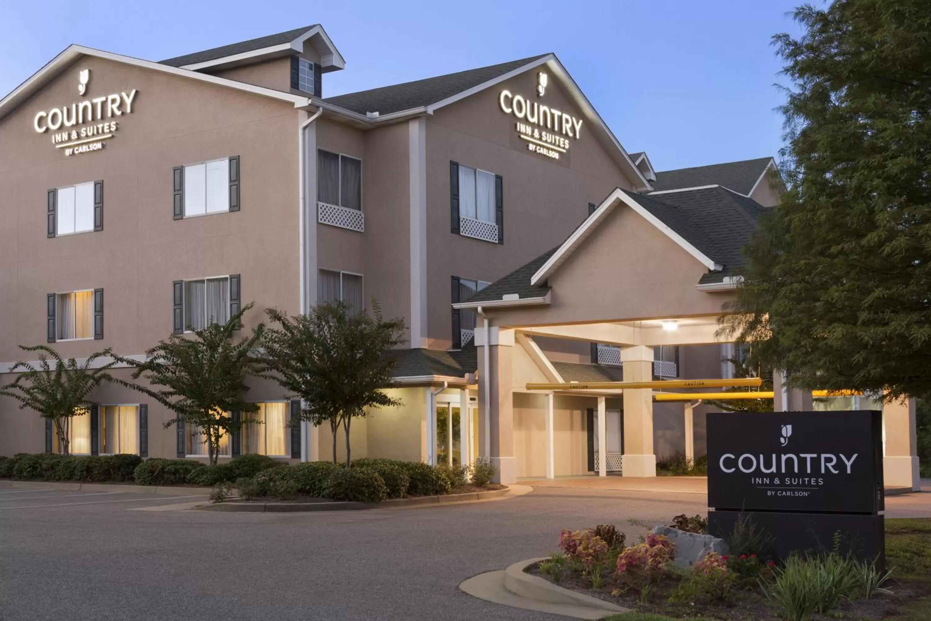 Facade/entrance in Country Inn & Suites by Radisson, Saraland, AL
