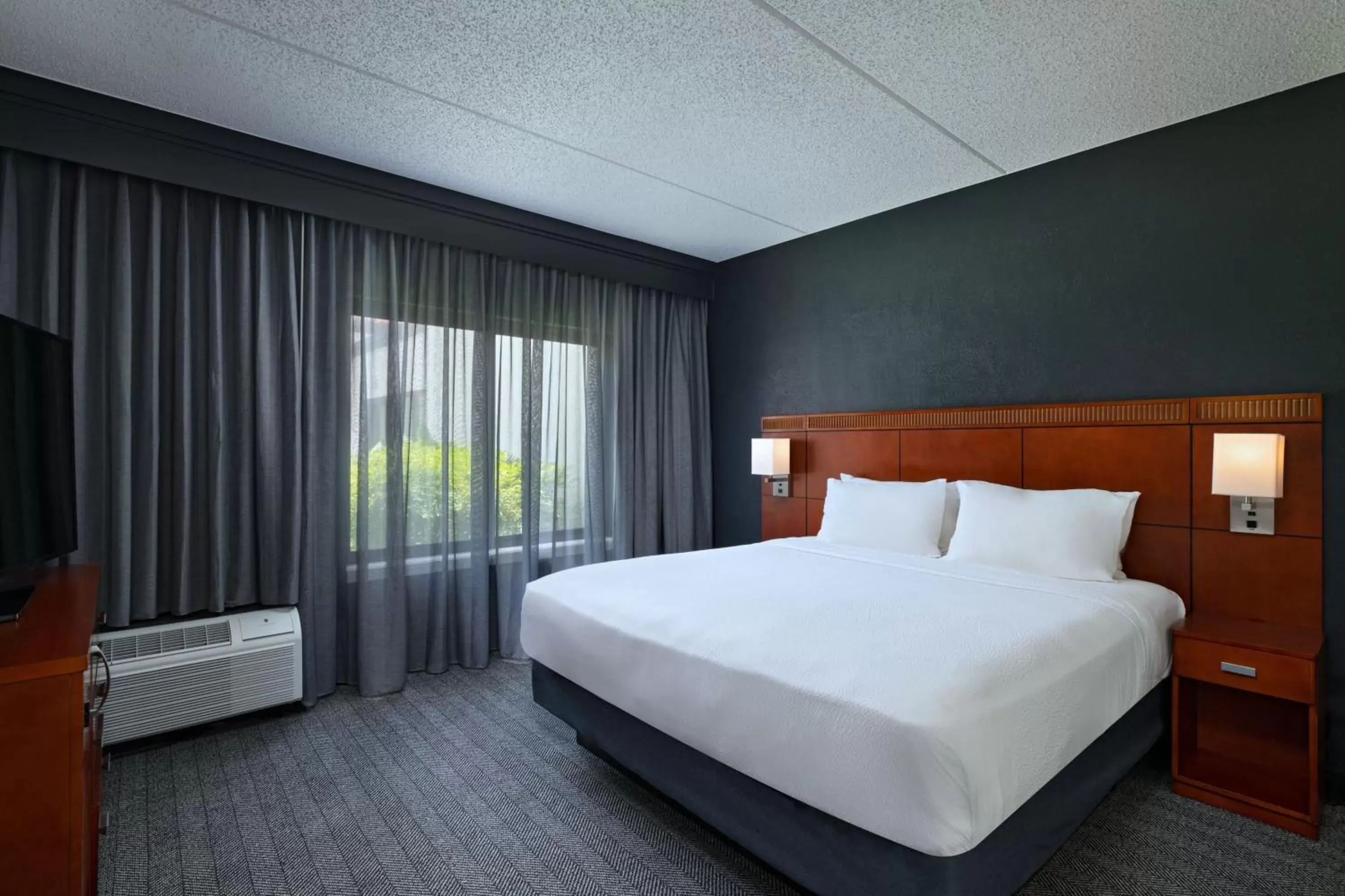 Bedroom, Bed in Courtyard by Marriott San Antonio Downtown