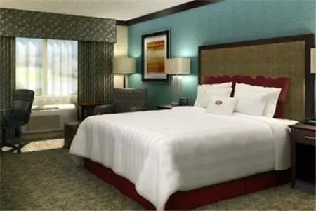 Photo of the whole room, Bed in Crowne Plaza Anchorage-Midtown, an IHG Hotel