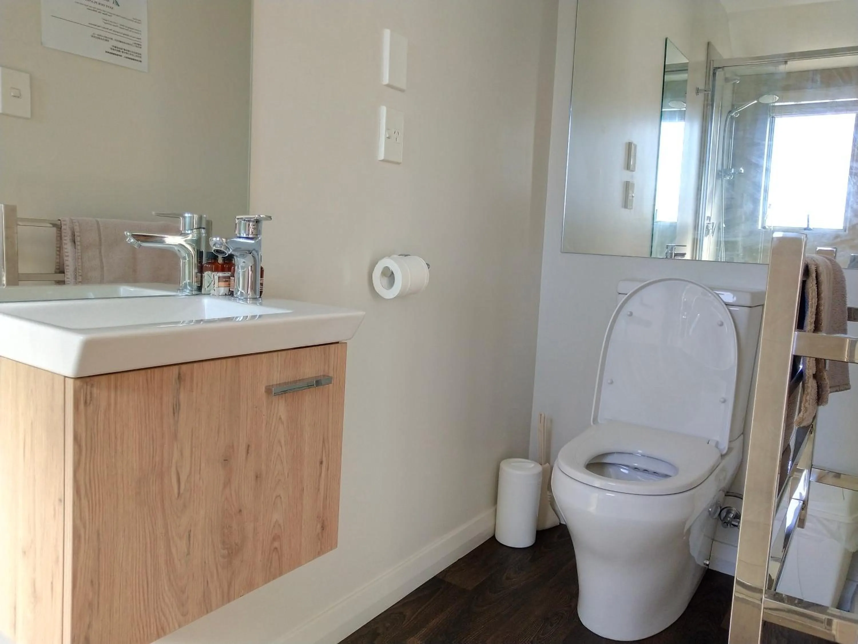 Bathroom in Alcala Motor Lodge