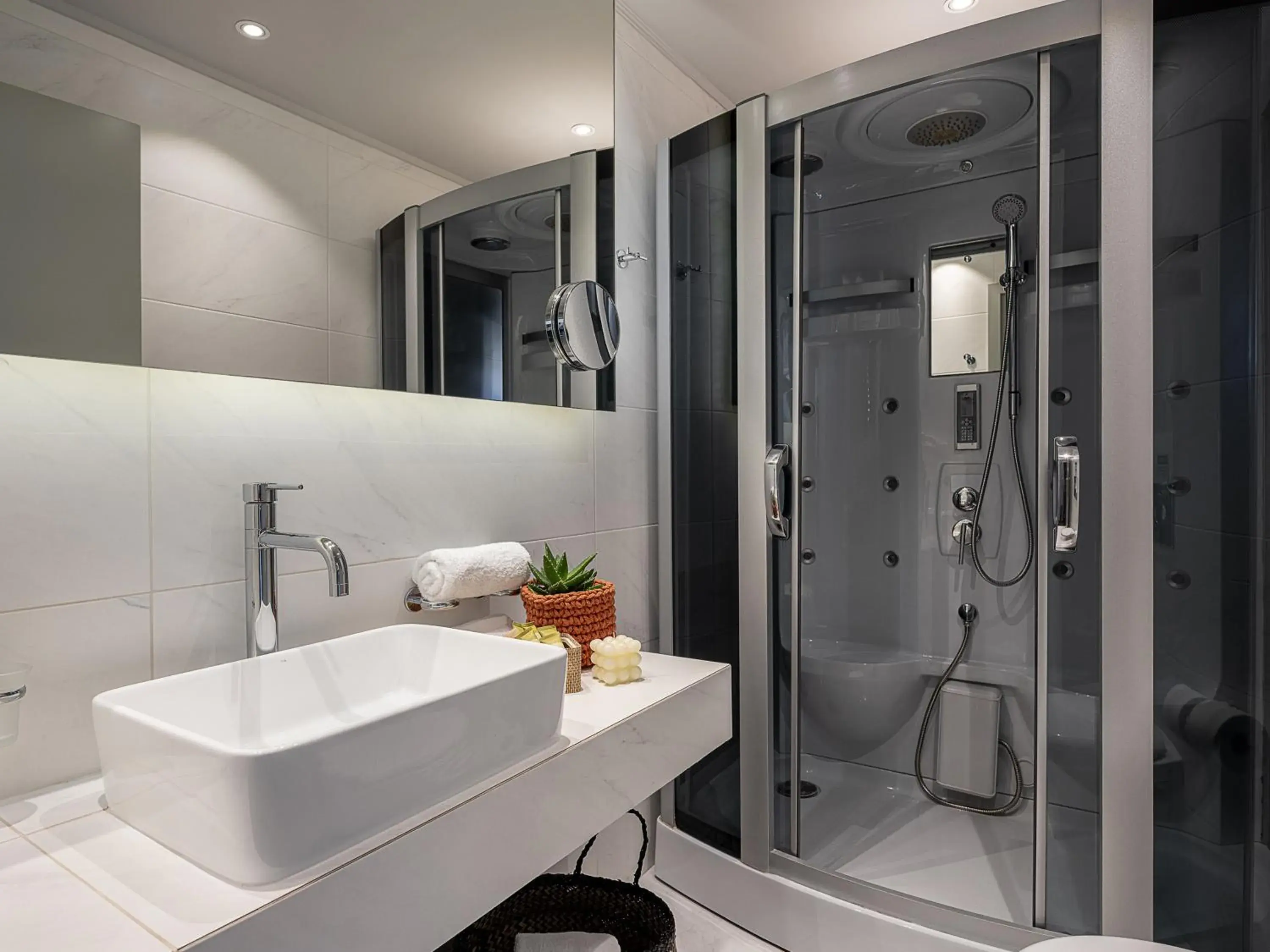 Shower, Bathroom in Elia Bettolo Hotel