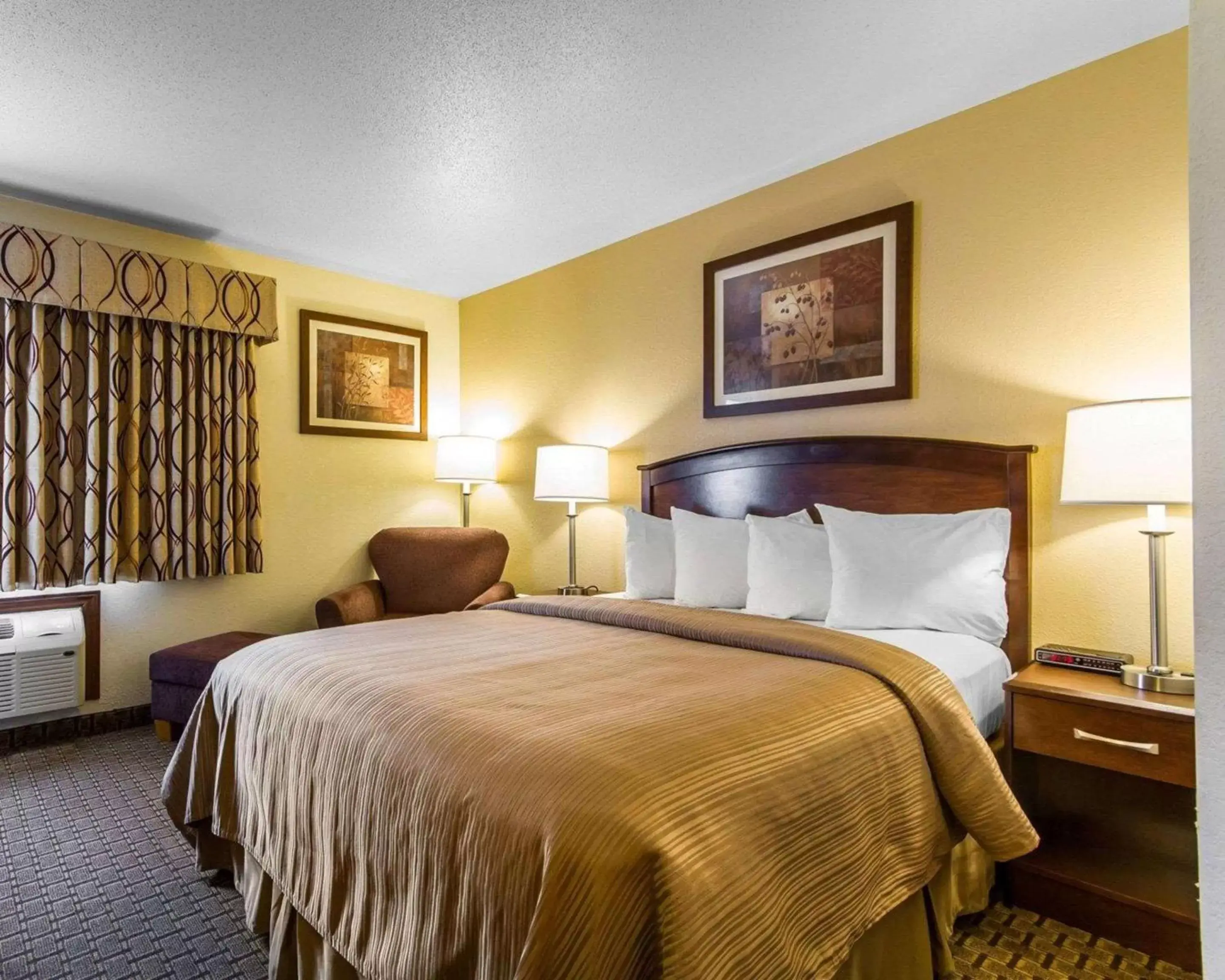 Photo of the whole room, Bed in Quality Inn Photo of the whole room, Bed in Quality Inn