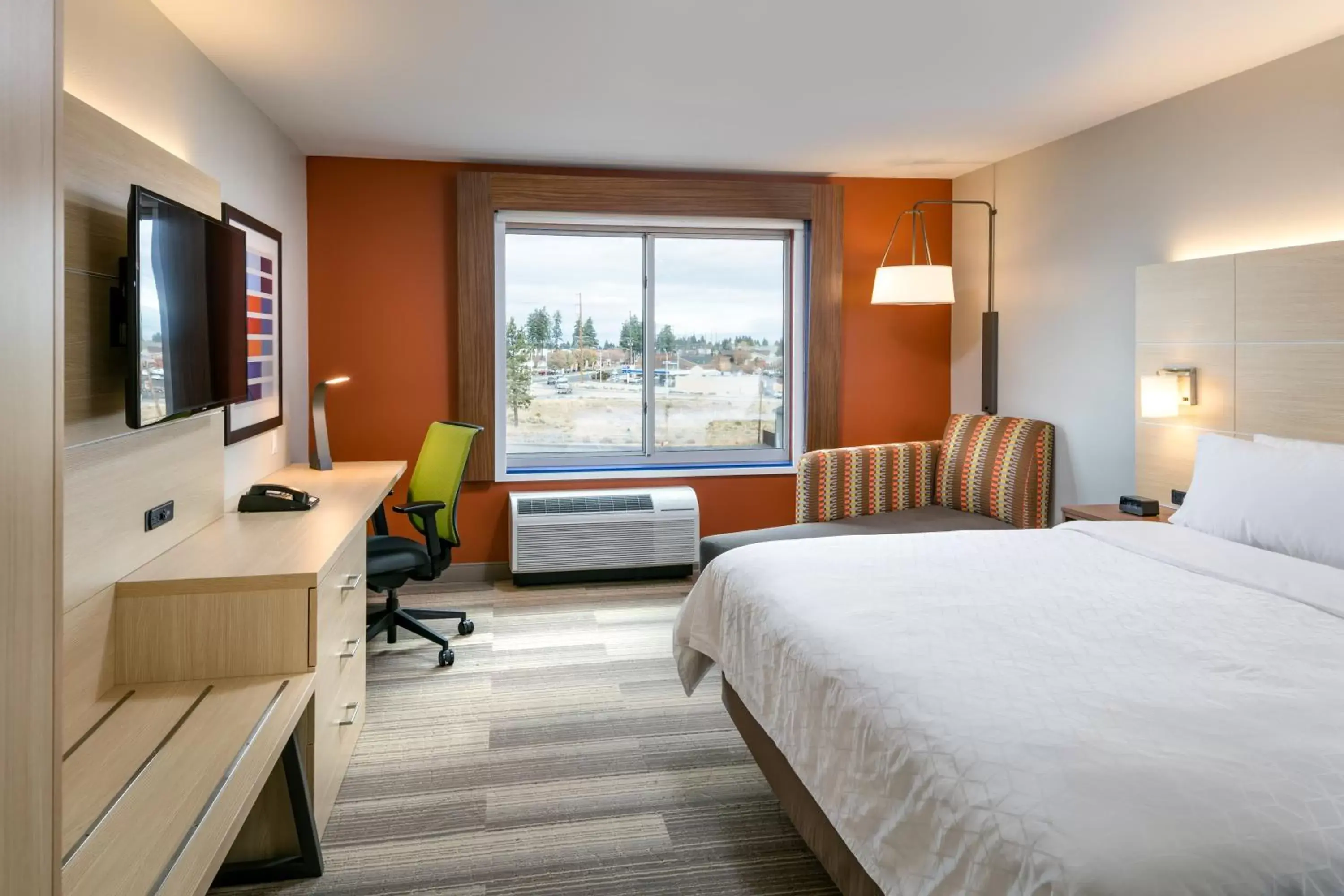 Photo of the whole room, Bed in Holiday Inn Express & Suites - Bend South by IHG Photo of the whole room, Bed in Holiday Inn Express & Suites - Bend South by IHG