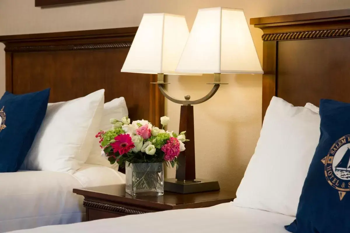 Decorative detail, Bed in Salem Waterfront Hotel & Suites