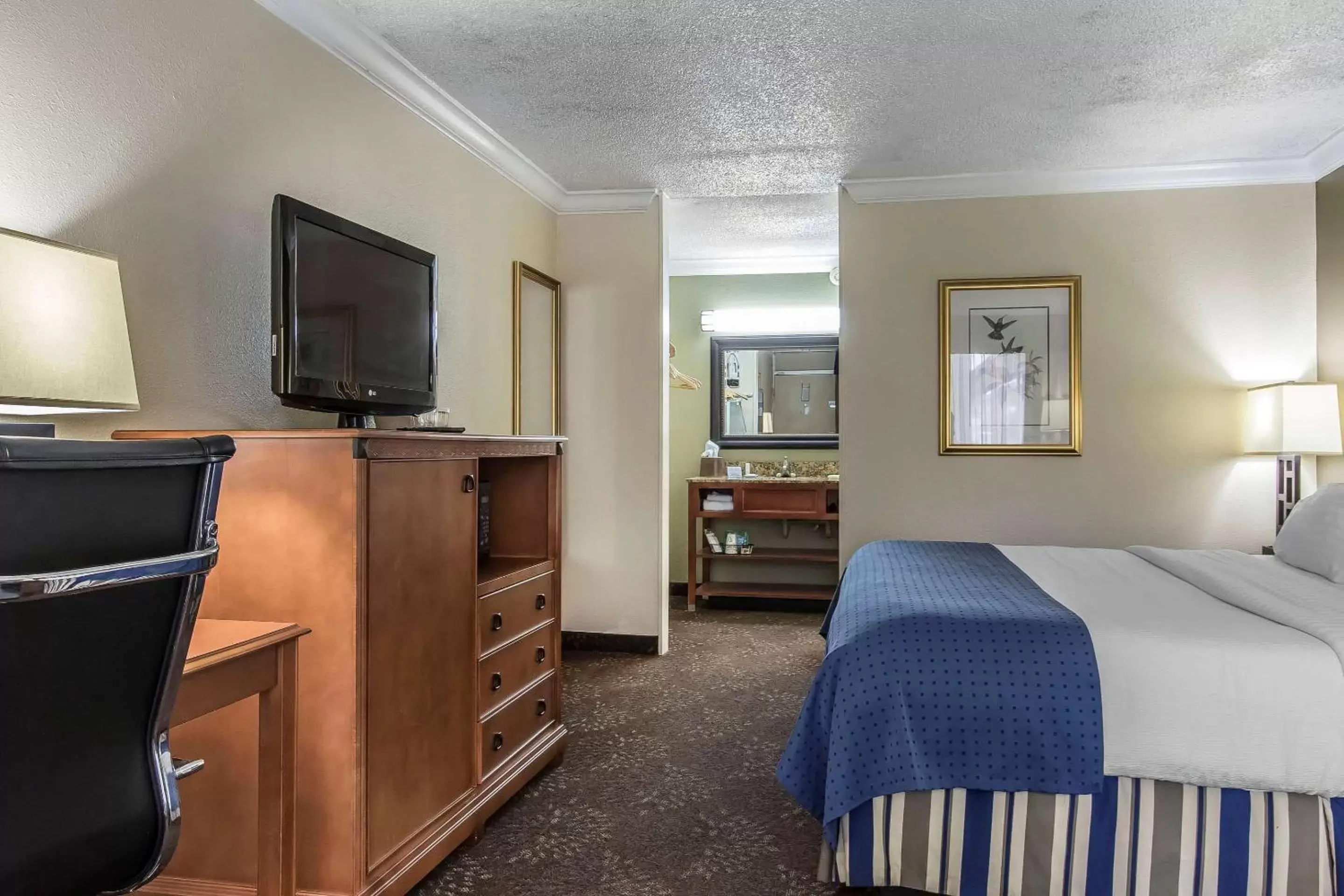 Photo of the whole room, TV/Entertainment Center in Clarion Inn Morgan City