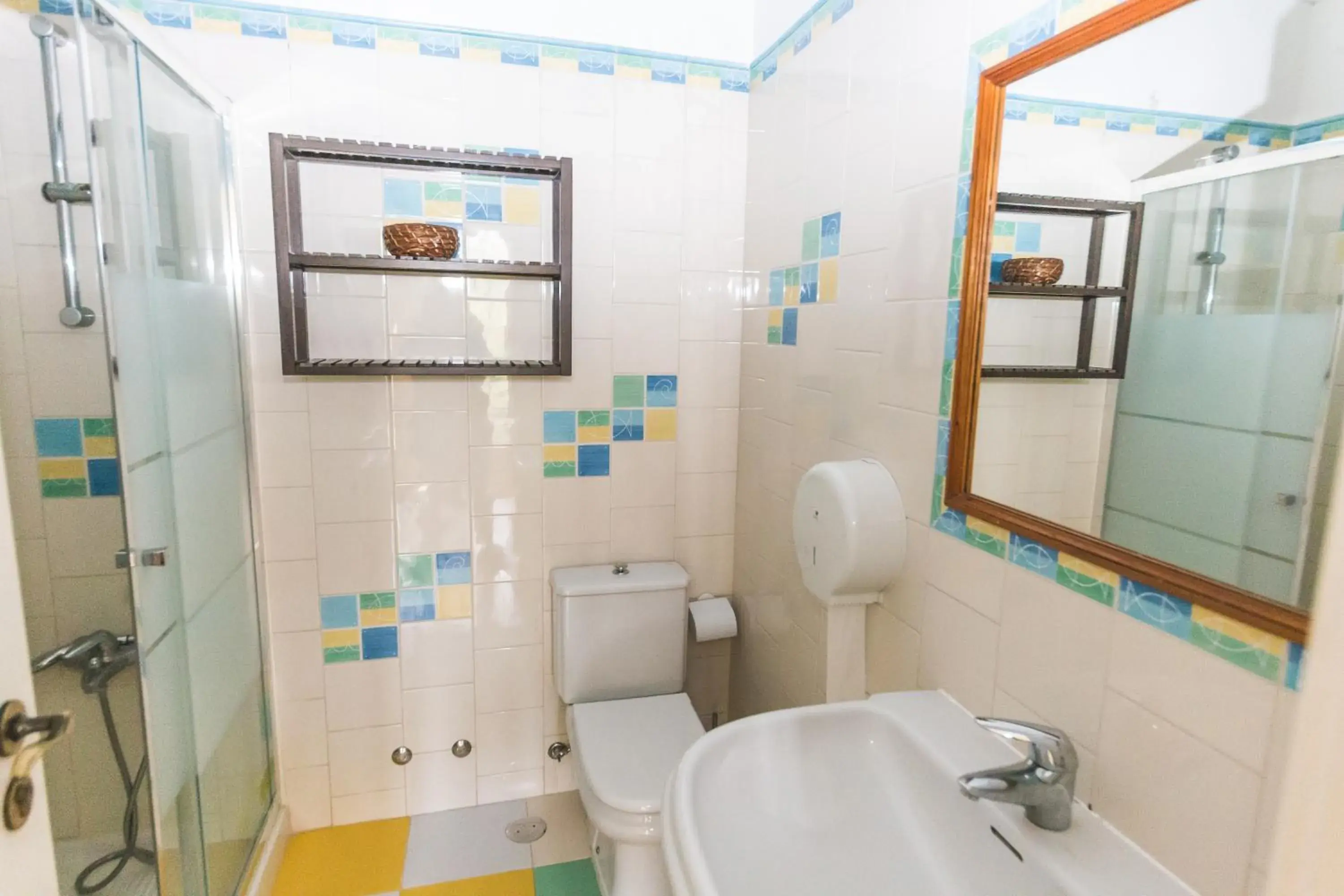 Bathroom in Ericeira Chill Hill Hostel & Private Rooms - Peach Garden