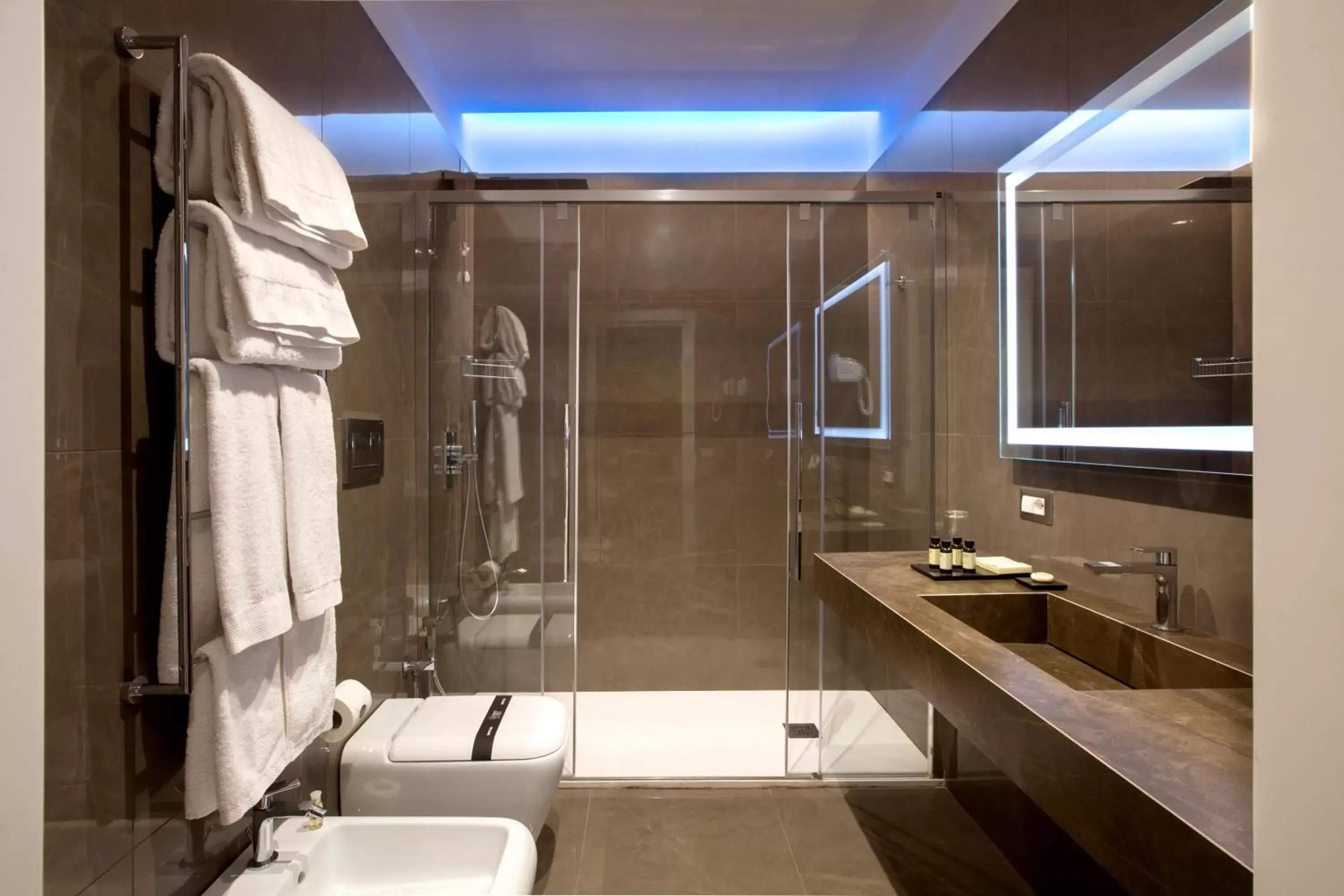 Toilet, Bathroom in Caruso Place Boutique & Wellness Suites