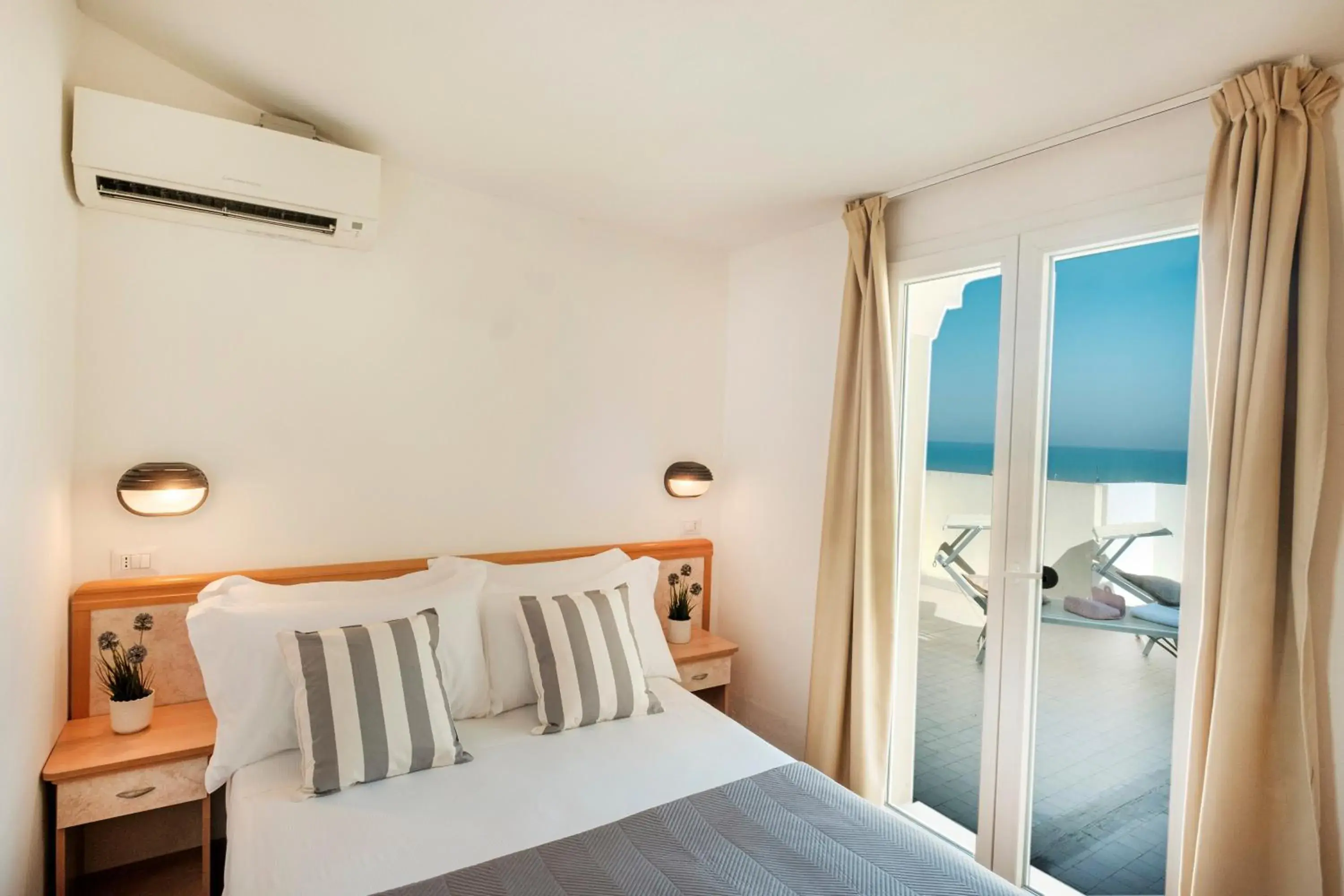 Sea view, Bed in Hotel Oceanic