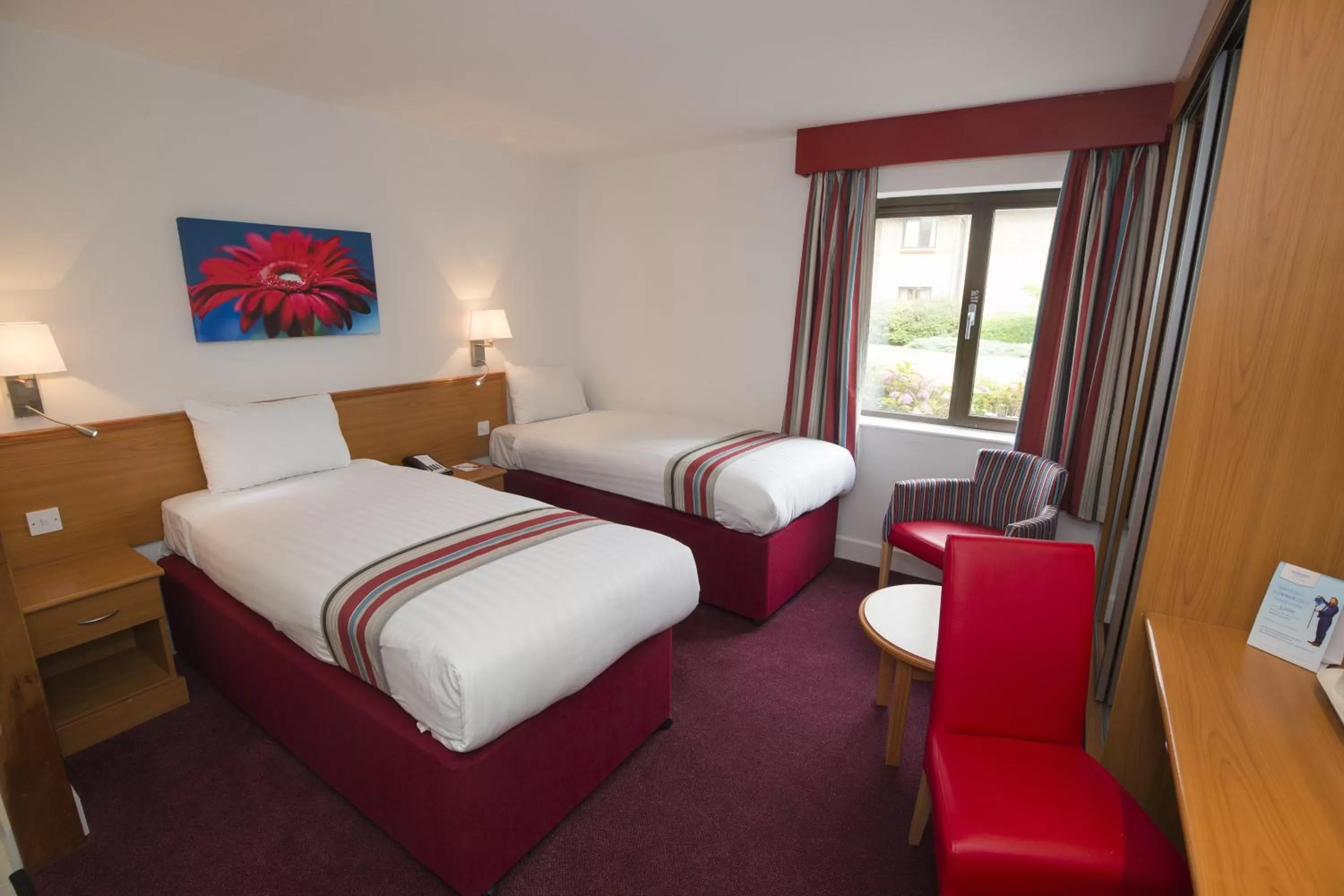 Photo of the whole room, Bed in Ramada Cambridge