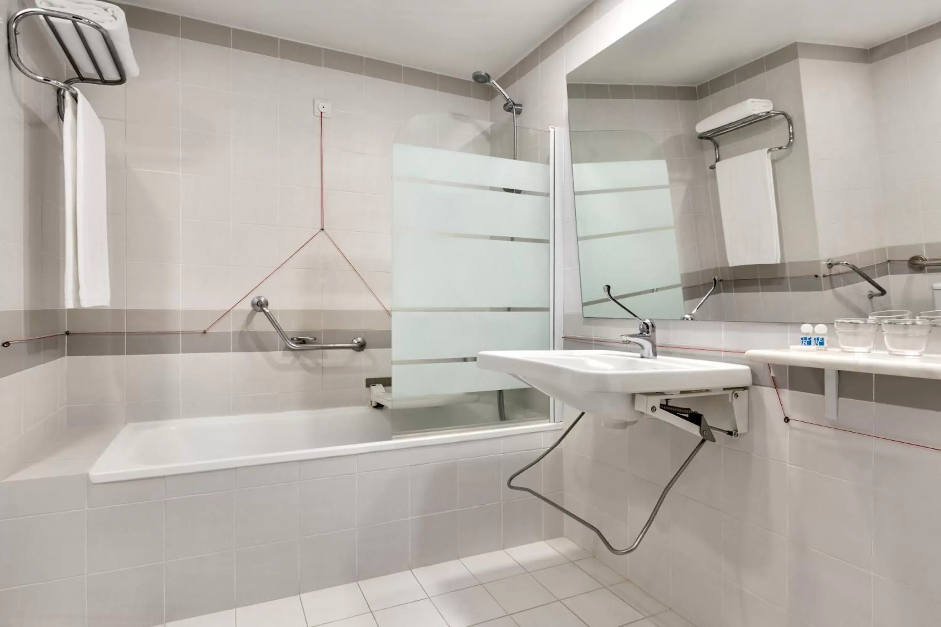 Facility for disabled guests, Bathroom in TRYP by Wyndham Montijo Parque Hotel