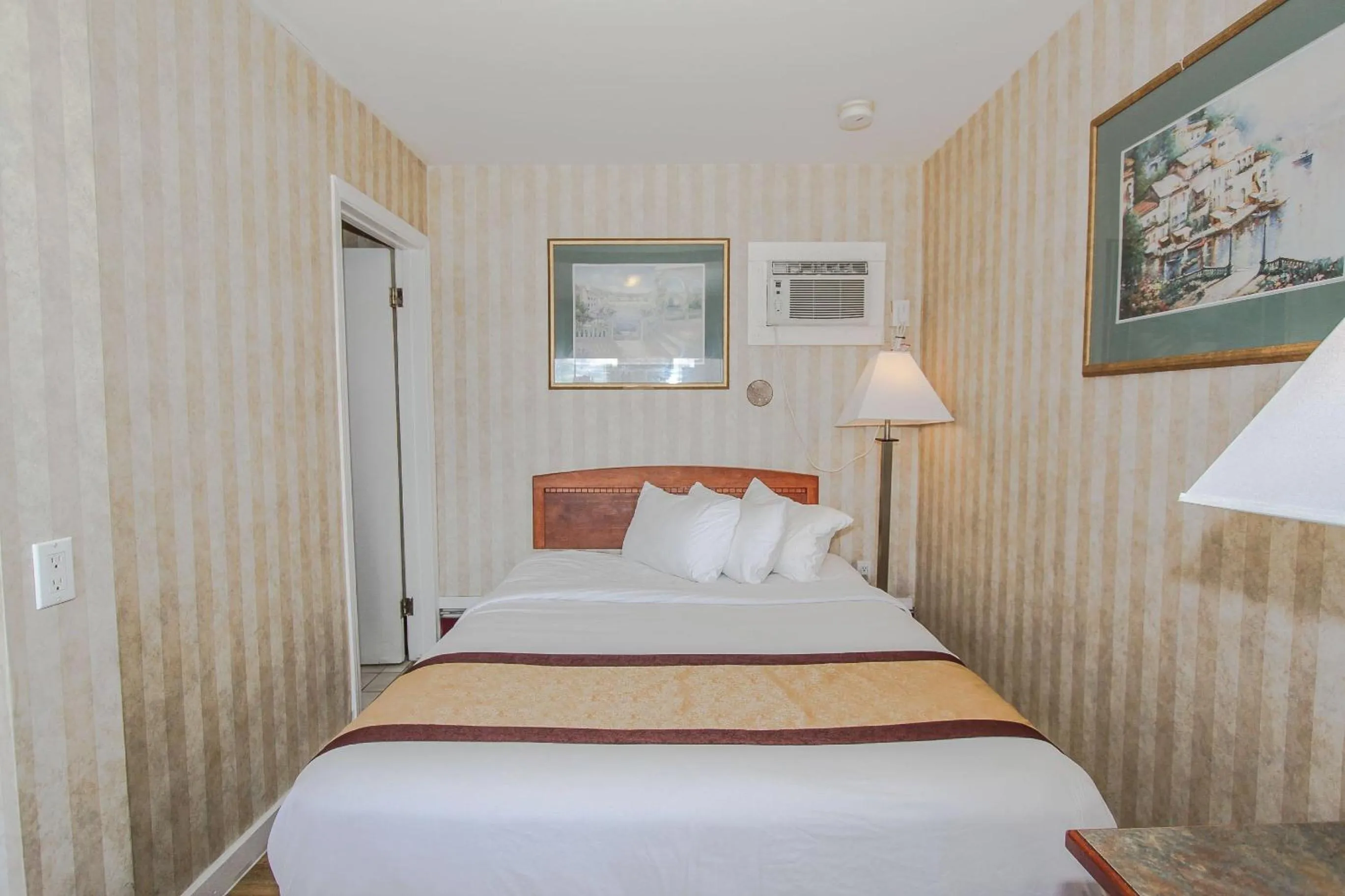 Bedroom, Bed in Canadas Best Value Inn Chinook Station