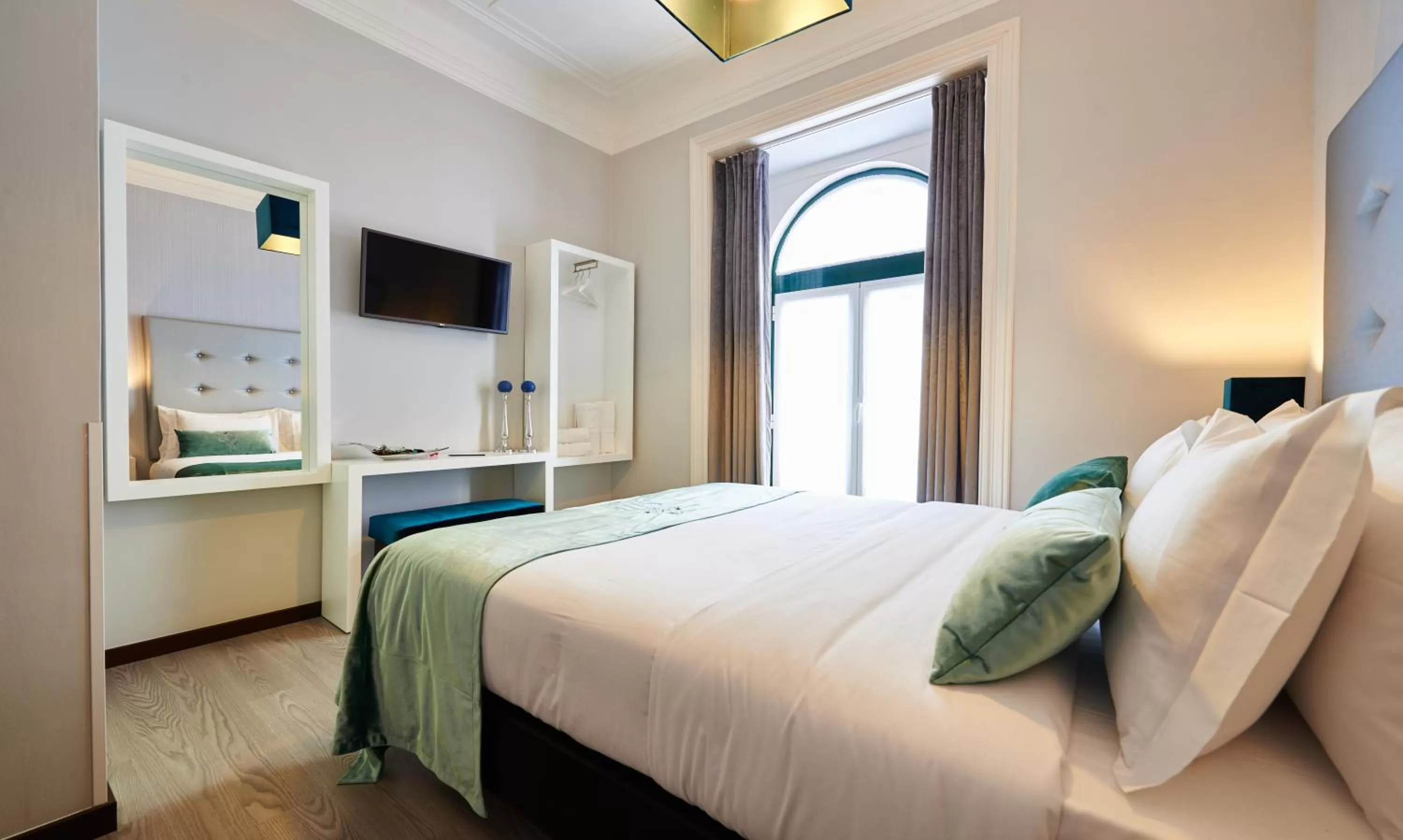 Bedroom, Bed in Silk Lisbon