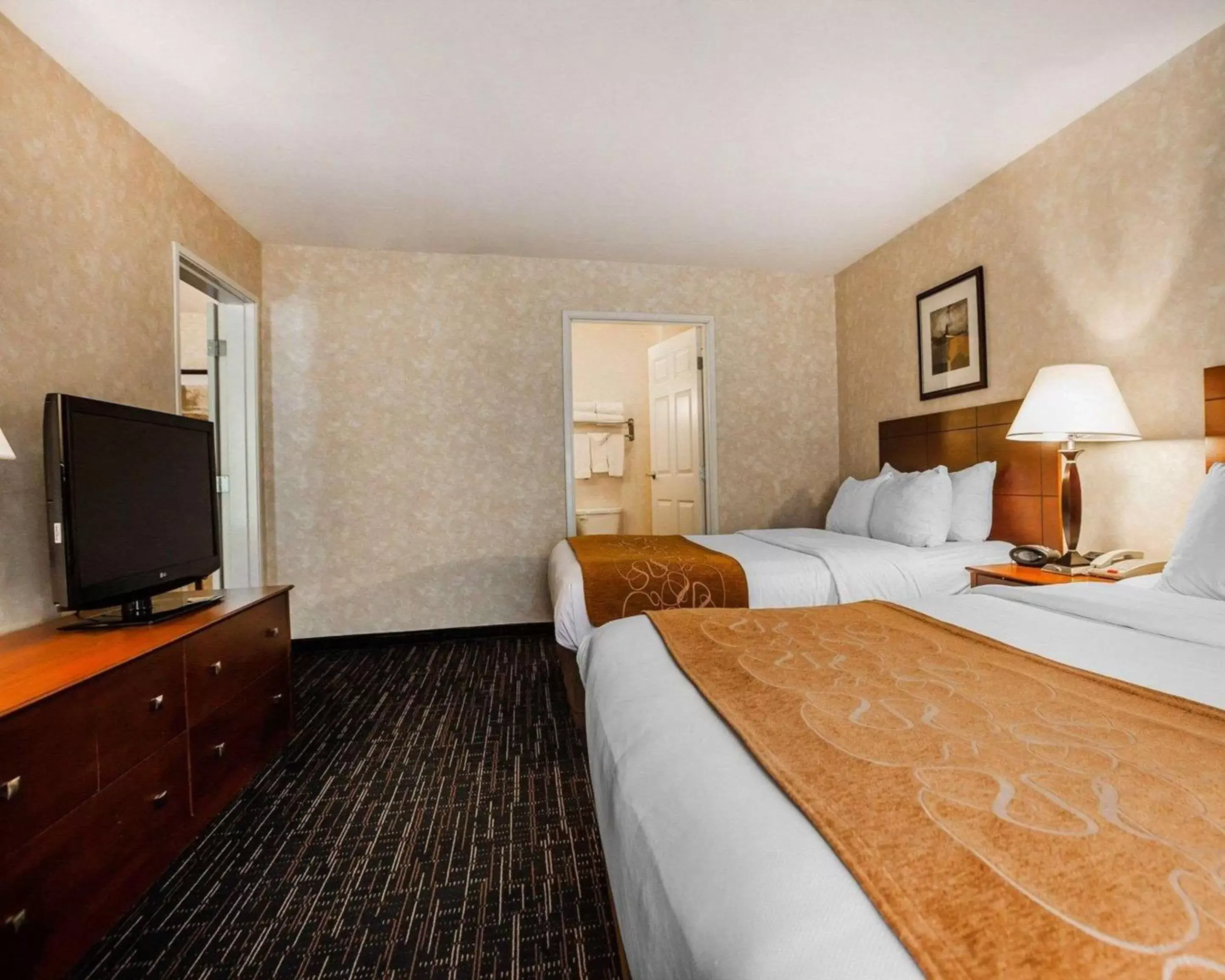 Photo of the whole room, Bed in Comfort Suites - Independence