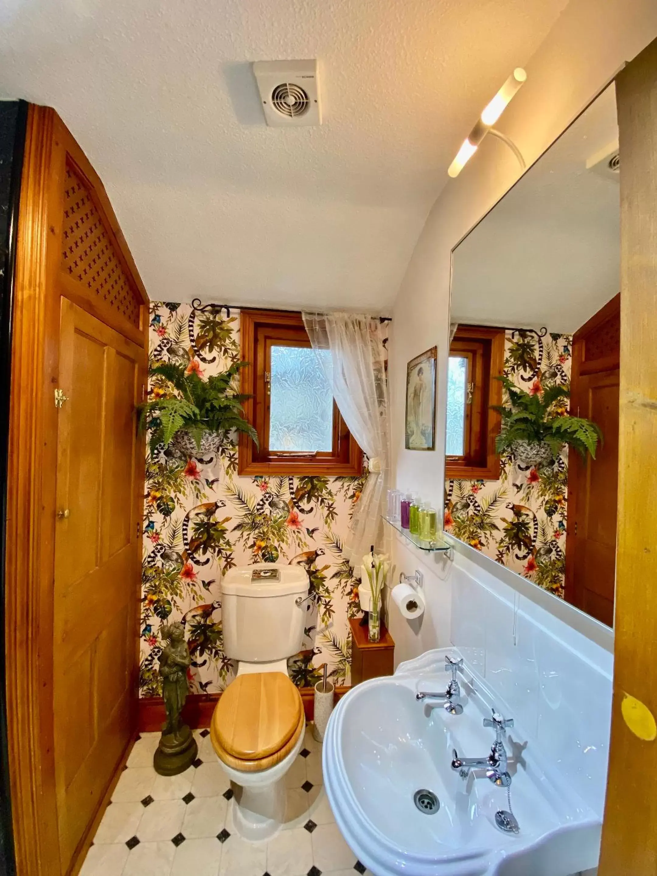 Toilet, Bathroom in Elm Tree Lodge