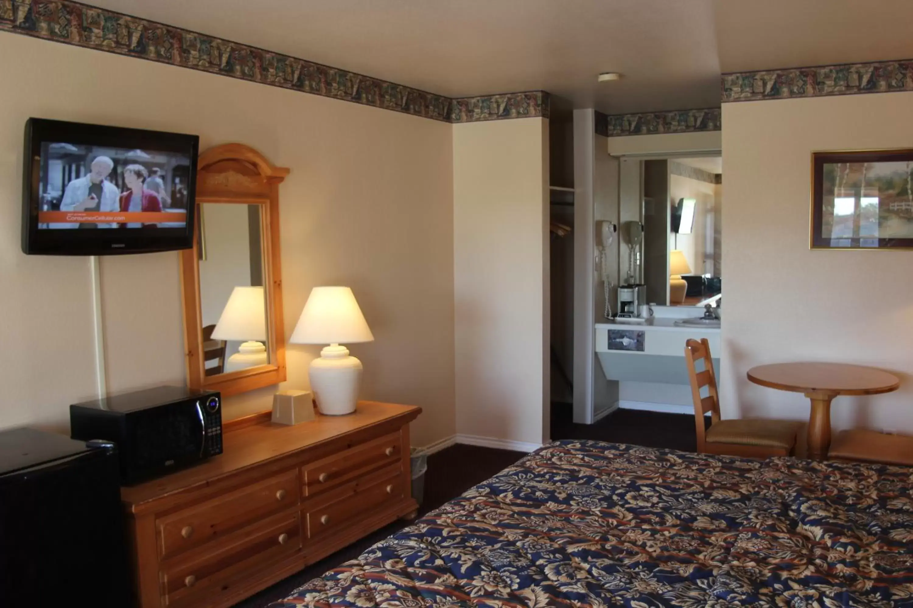 Photo of the whole room, Room Photo in Lakeside Inn & Suites