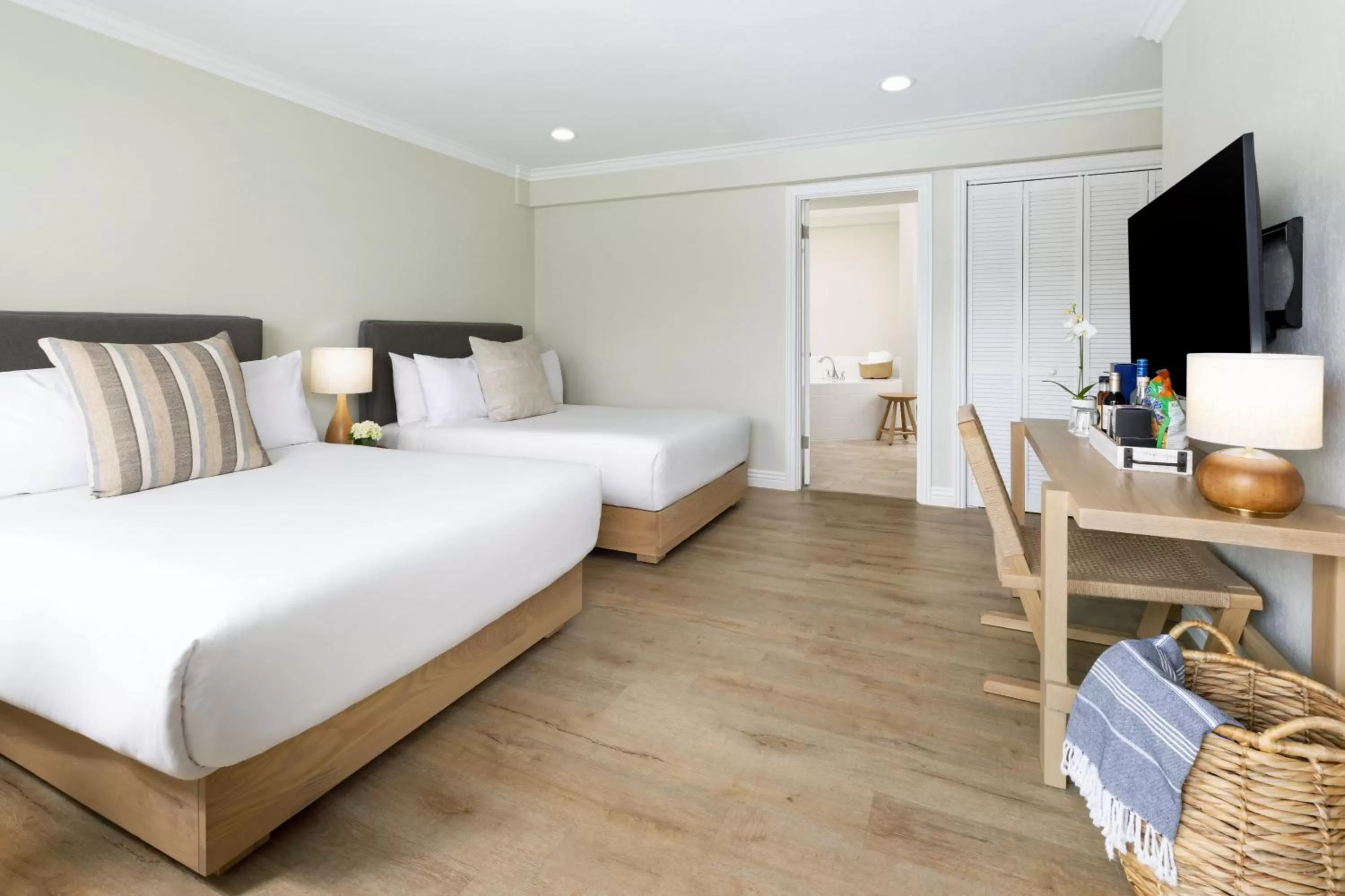 Photo of the whole room, Bed in Pacific Edge Hotel on Laguna Beach