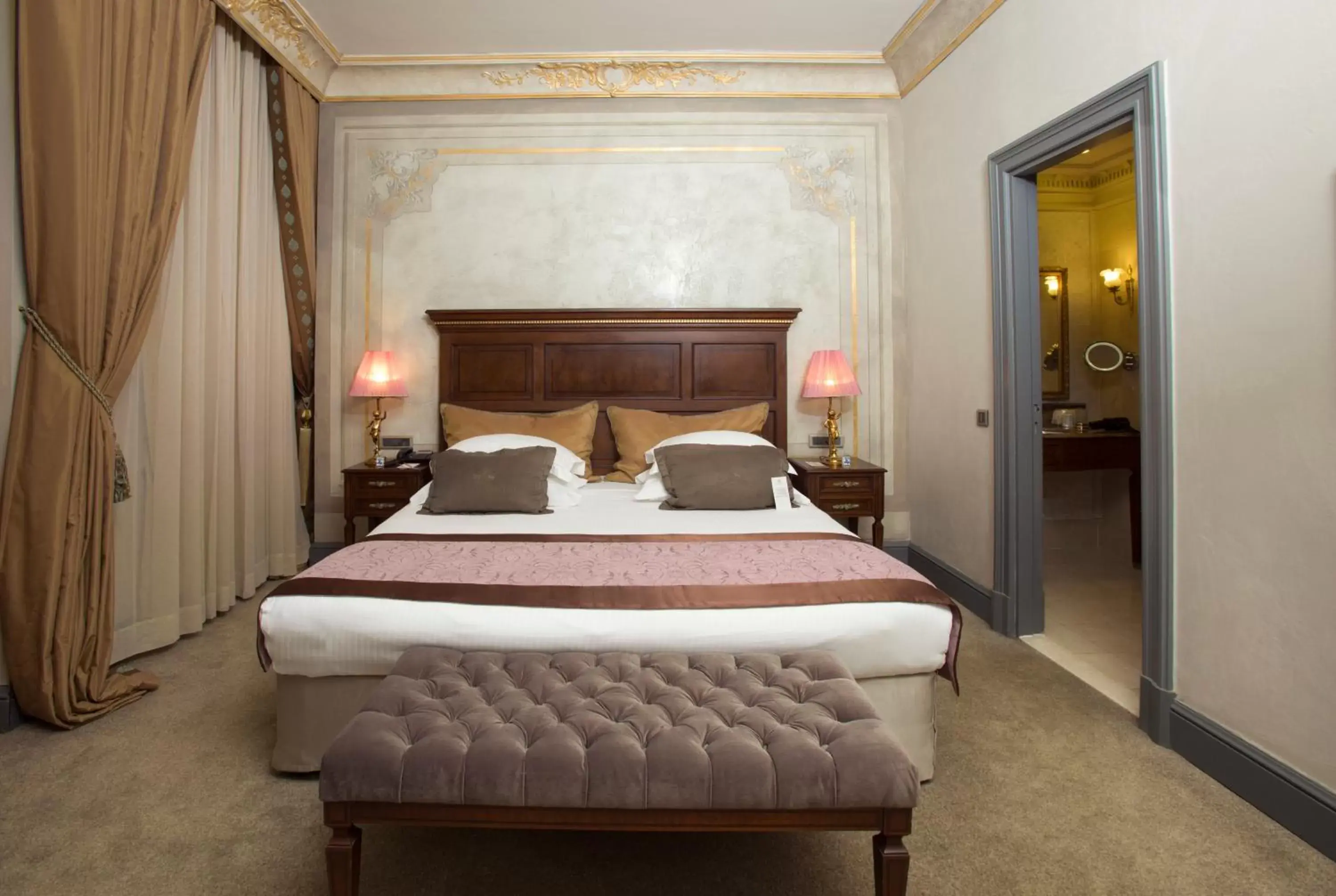 Photo of the whole room, Bed in Palazzo Donizetti Hotel - Special Class