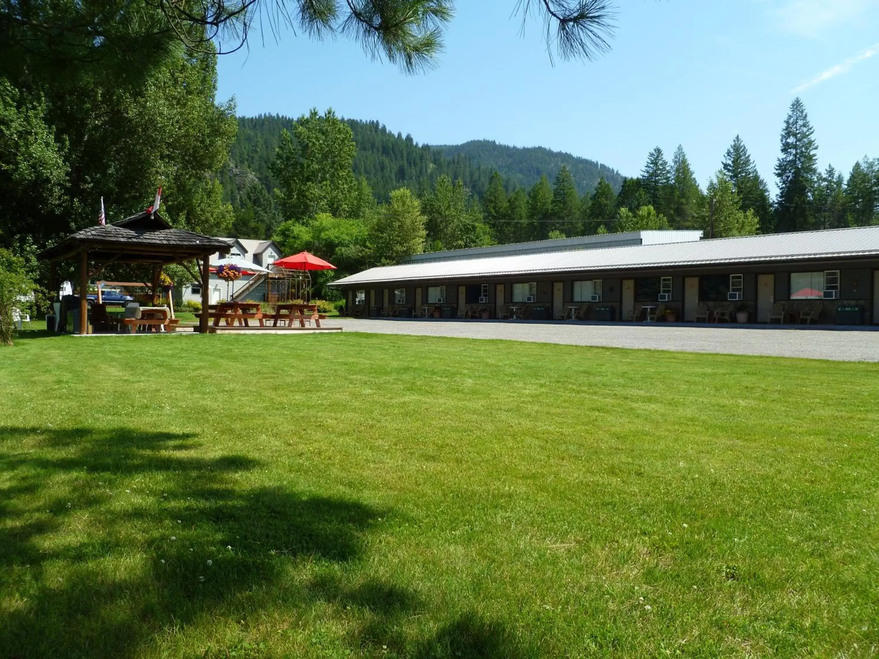 Patio, Property Building in Lakeview Motel