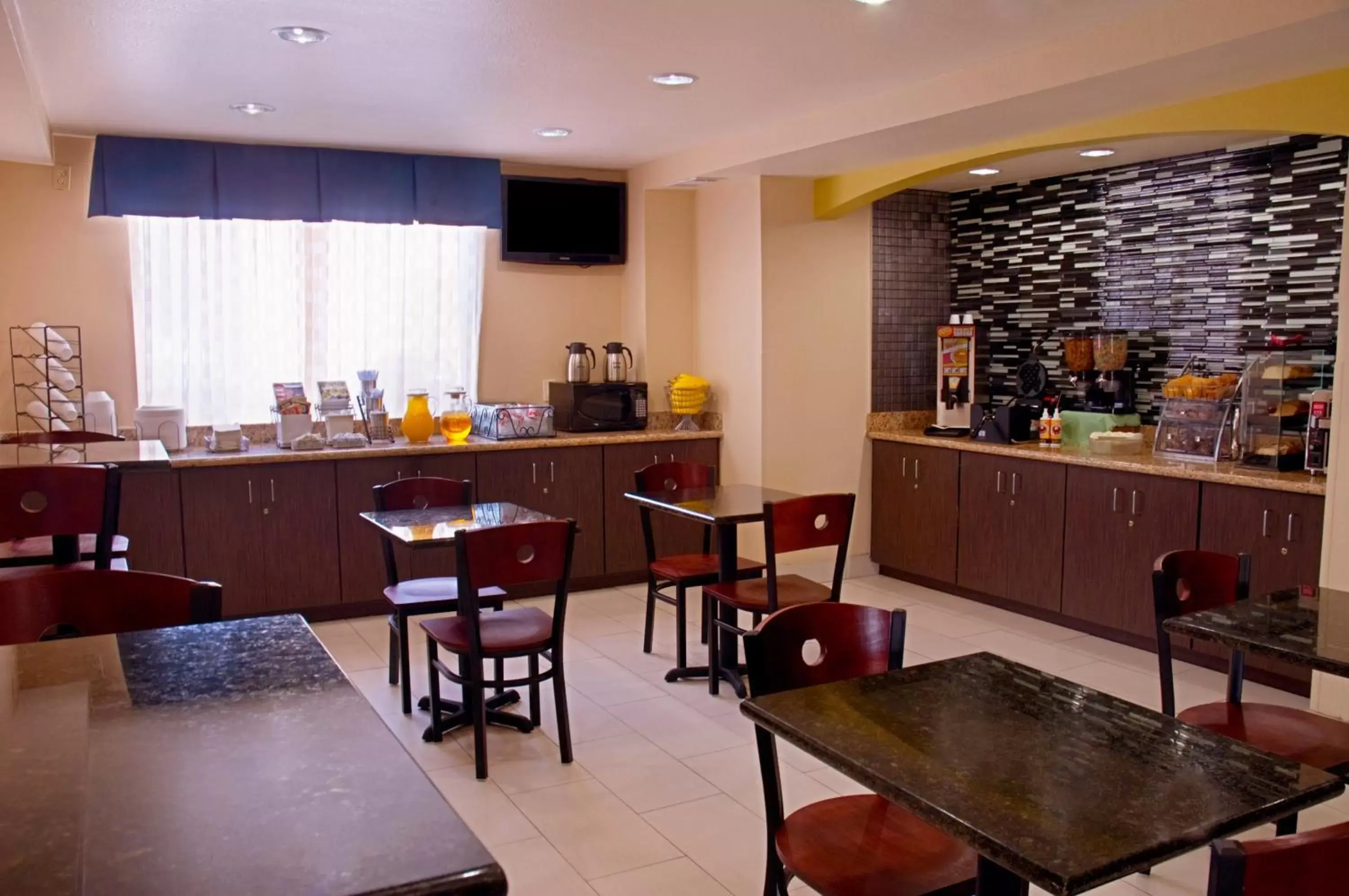 Restaurant/places to eat in Super 8 by Wyndham Irving/DFW Apt/North Restaurant/places to eat in Super 8 by Wyndham Irving/DFW Apt/North