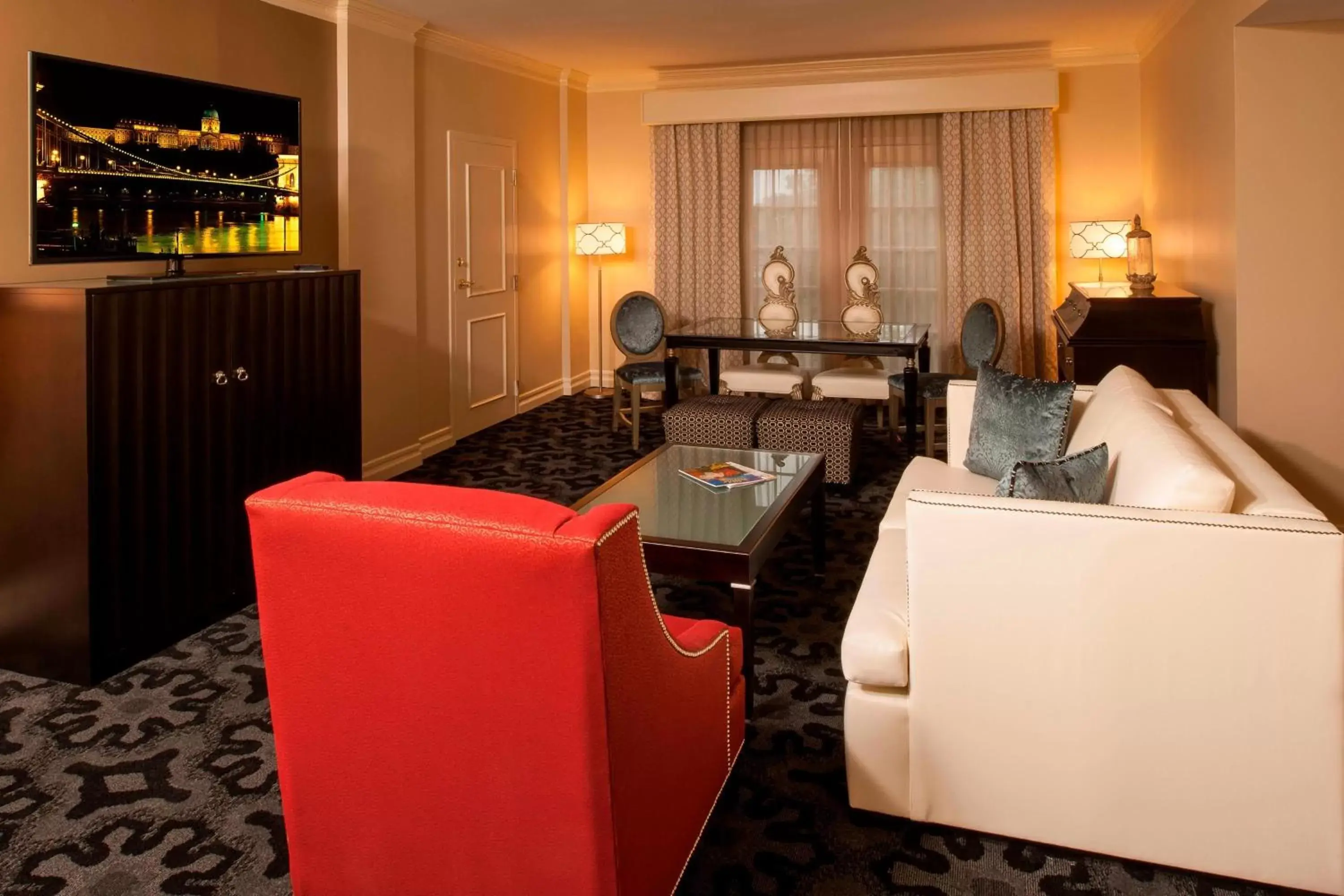 Living room, Lounge/Bar in The Siena Hotel, Autograph Collection