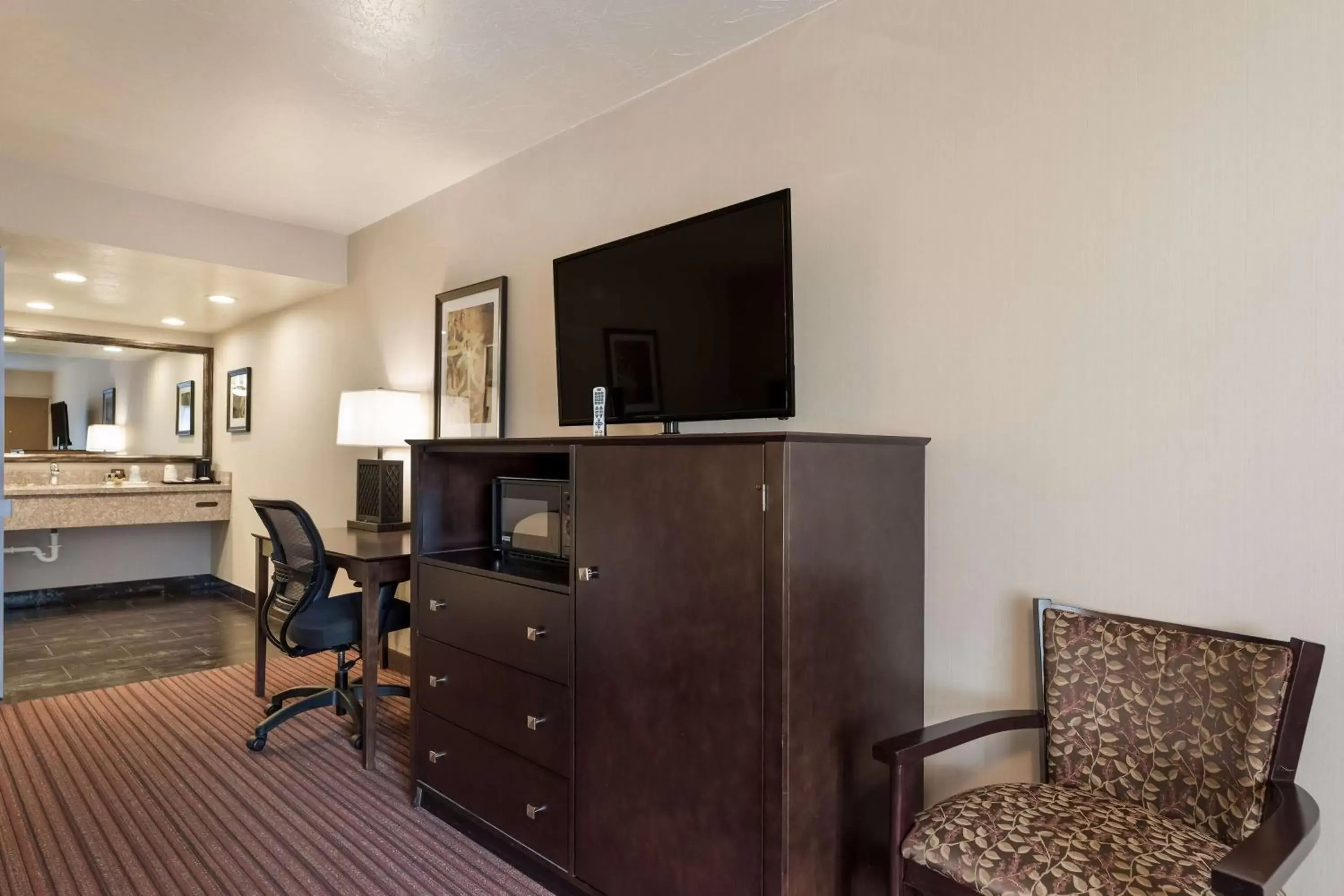 Bedroom, TV/Entertainment Center in Best Western Plus Cedar City