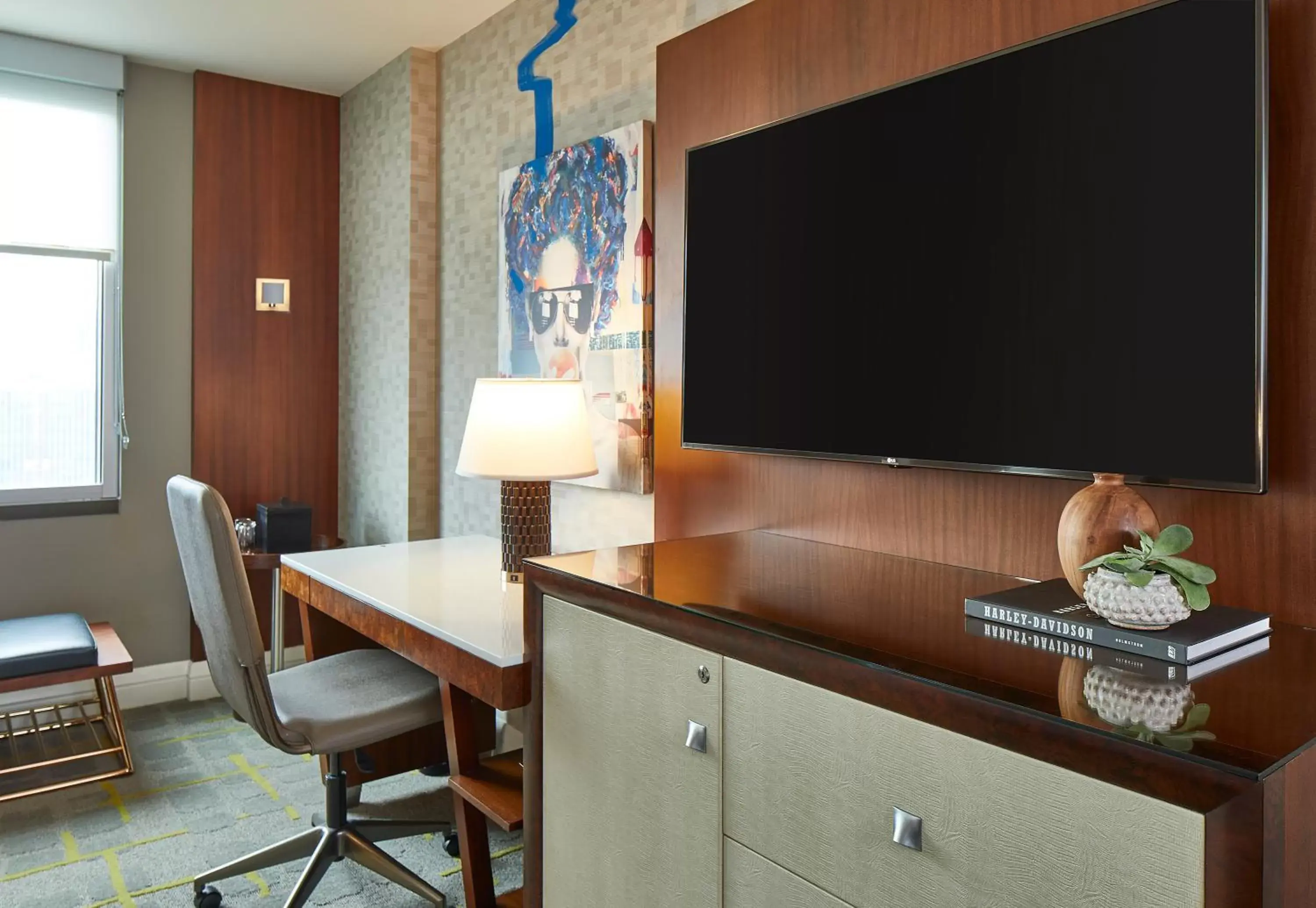 hair dresser, TV/Entertainment Center in Renaissance Atlanta Midtown Hotel