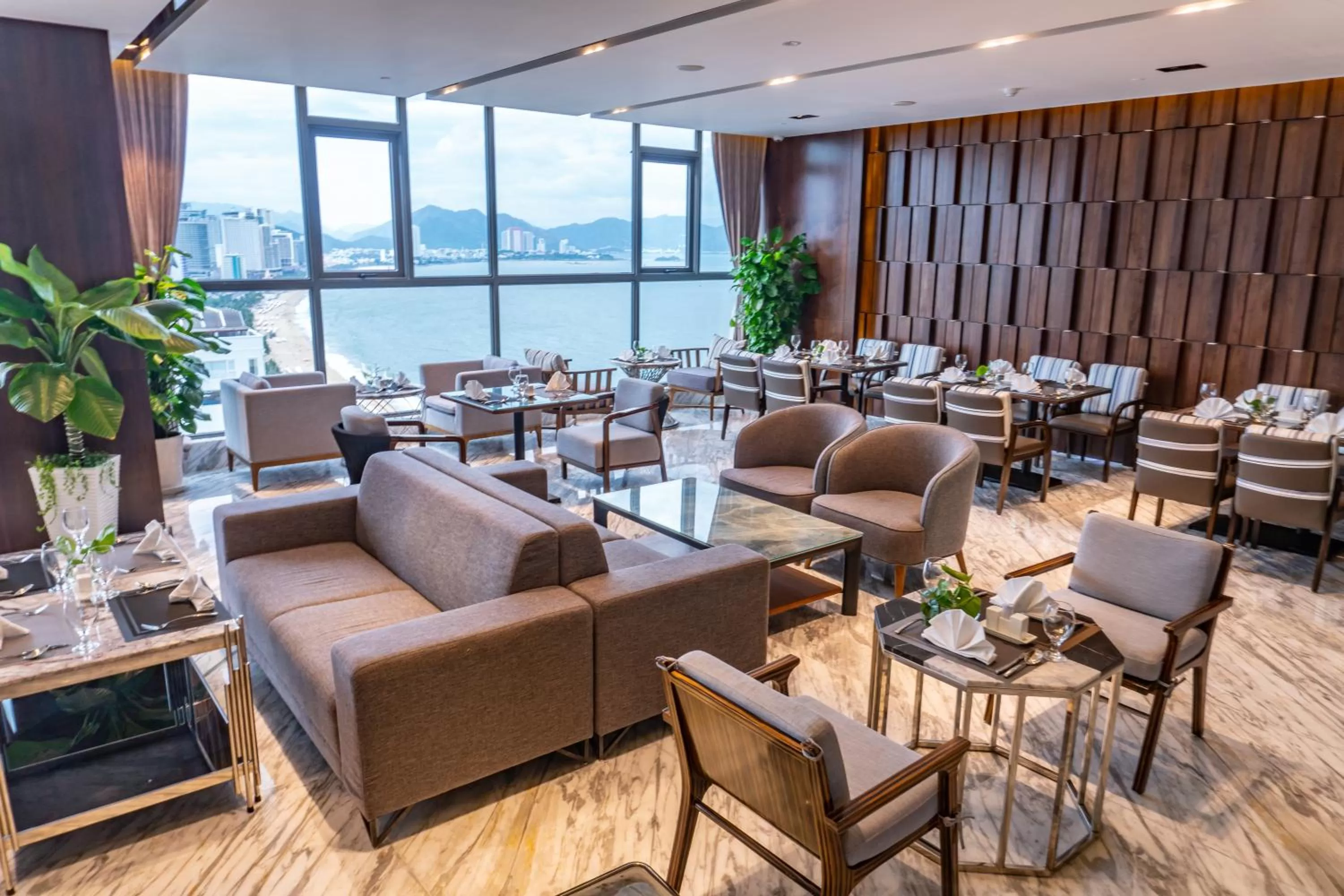 Restaurant/places to eat in Queen Ann Nha Trang Hotel