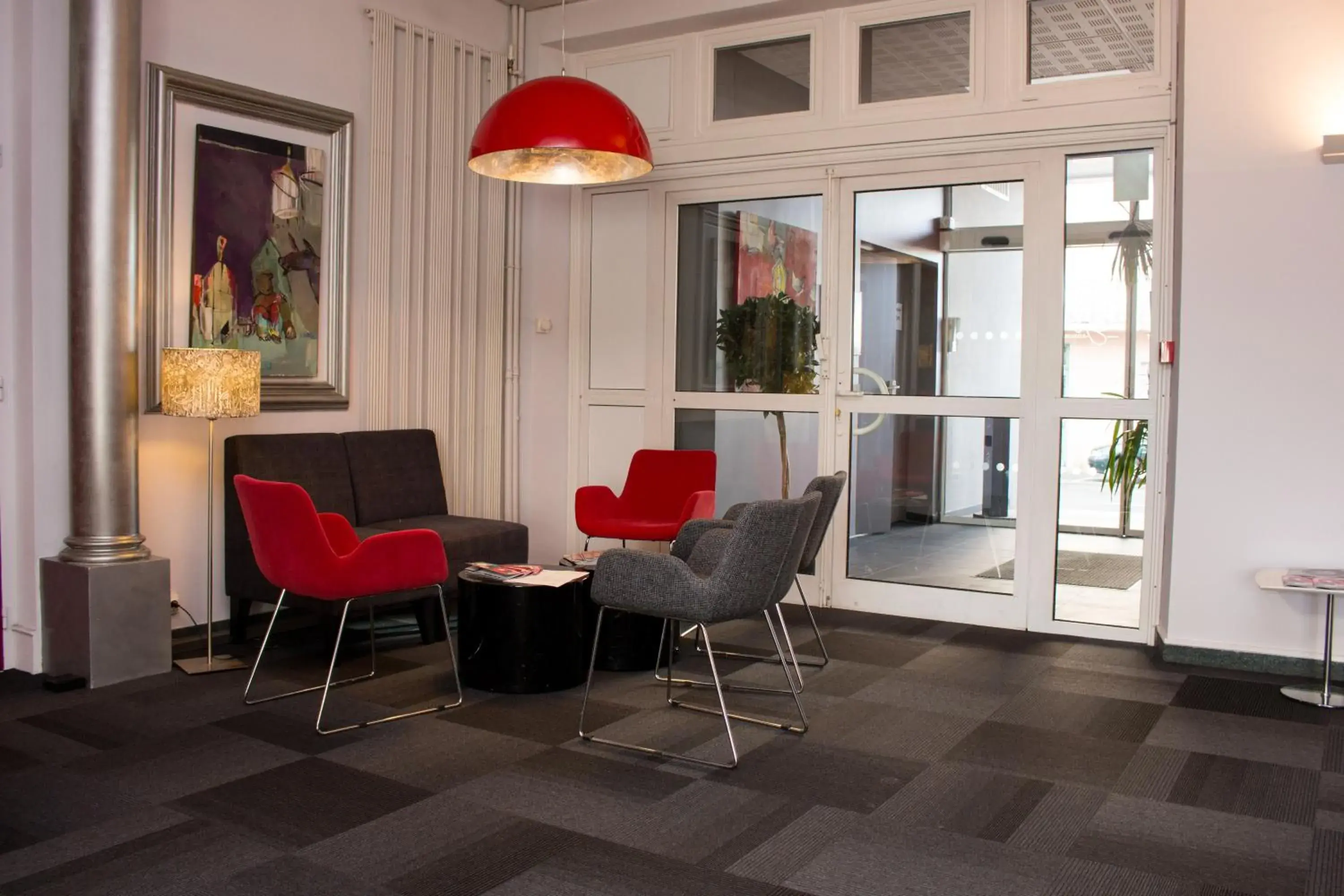 Lobby or reception, Seating Area in The Originals Boutique, Hotel Le Pariou, Issoire (Qualys-Hotel)