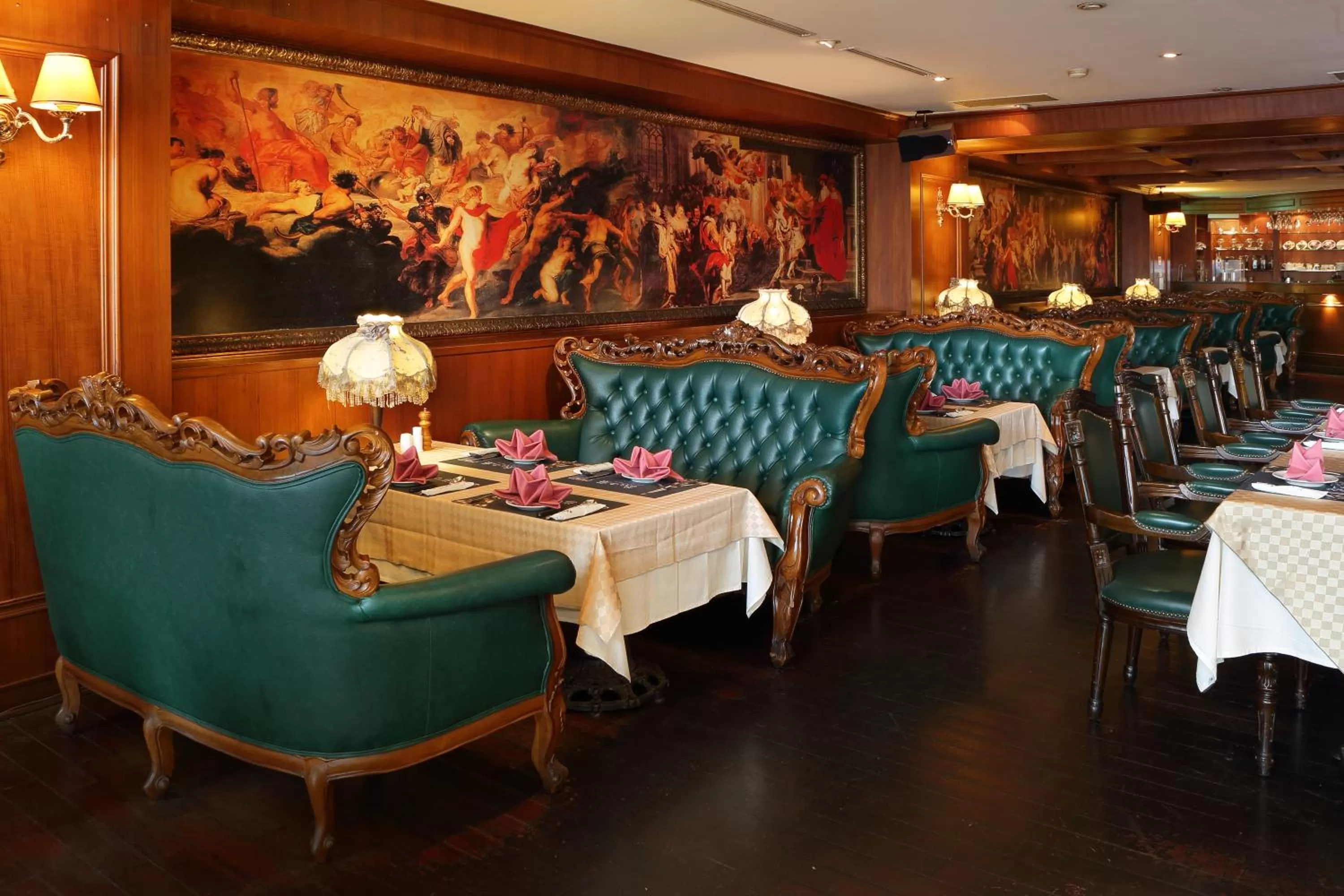 Restaurant/places to eat in Grand Boss Hotel