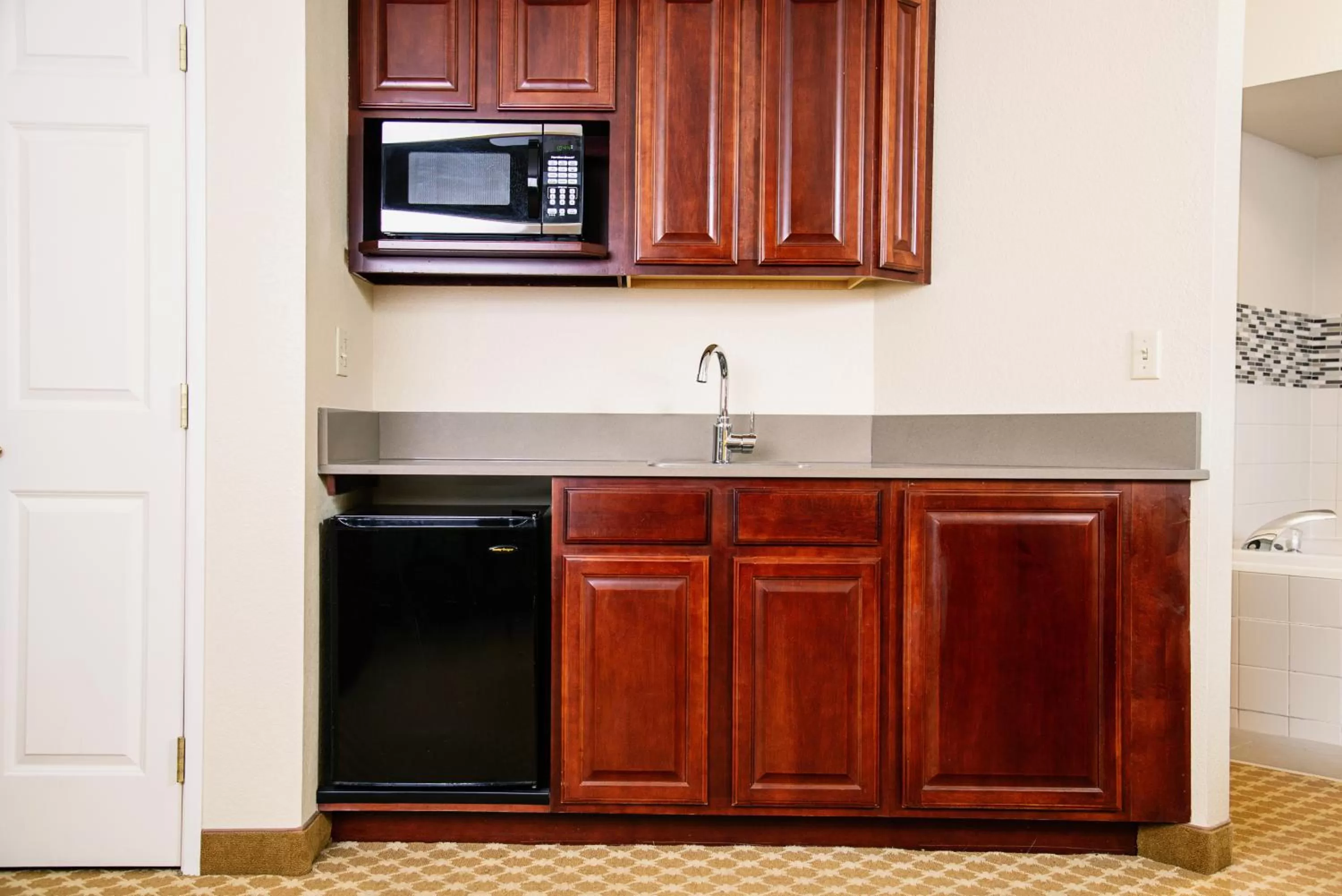 Kitchen or kitchenette in Country Inn & Suites by Radisson, Milwaukee West Brookfield , WI